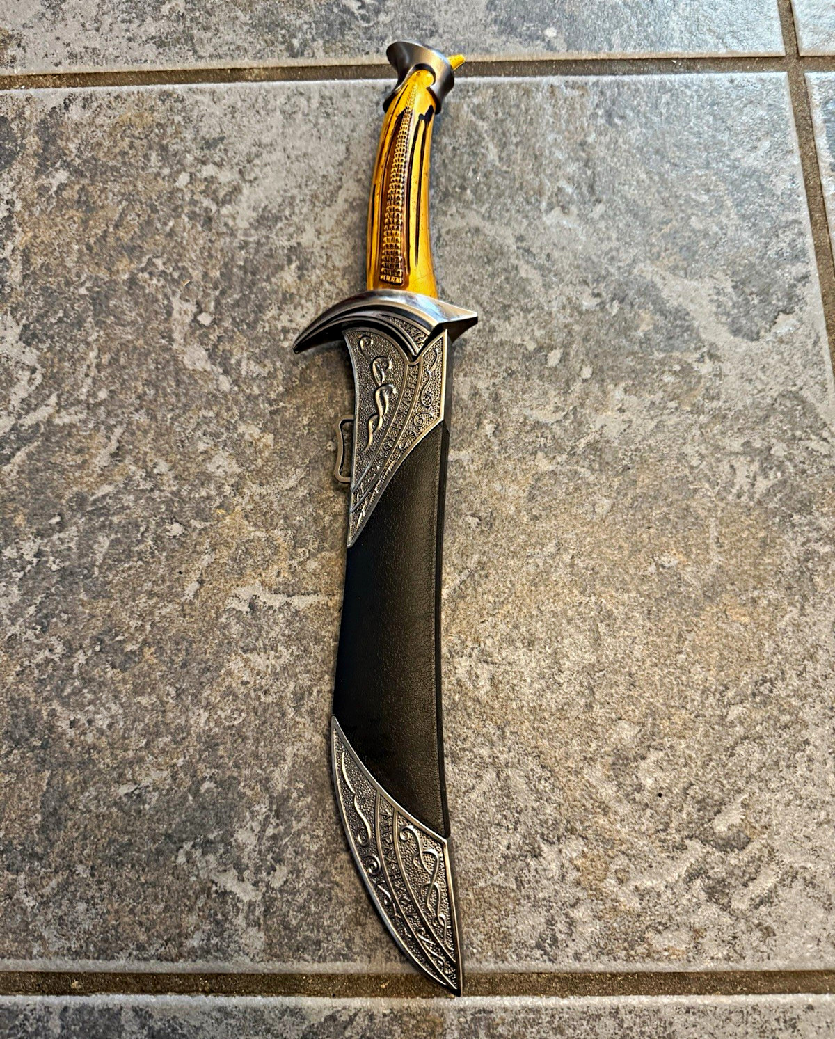 United Cutlery The Hobbit Dagger w/ Sheath, Stainless Steel Blade 16 inch United Cutlery The Hobbit Dagger w/ Sheath, Stainless Steel Blade 16 inch