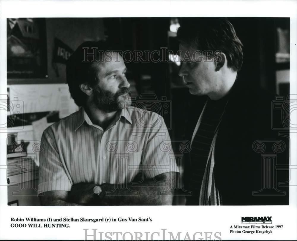 1997 Press Photo Robin Williams and Stellan Skarsgard in "Good Will Hunting." 1997 Press Photo Robin Williams and Stellan Skarsgard in "Good Will Hunting."