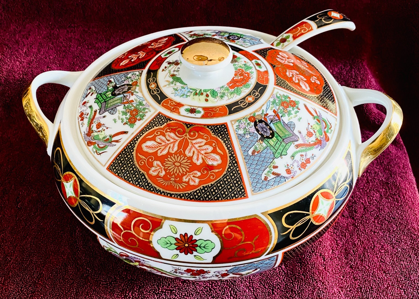 IMARI PORCELAIN SOUP TUREEN W LADLE RICKSHAW DESIGN RED GOLD BLACK GREEN 12" IMARI PORCELAIN SOUP TUREEN W LADLE RICKSHAW DESIGN RED GOLD BLACK GREEN 12"