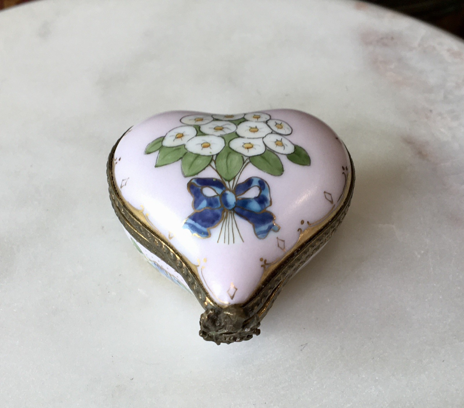 Limoges France Heart Shaped Trinket Box Pink Floral Blue Bow Peint Main Limoges France Heart Shaped Trinket Box Pink Floral Blue Bow Peint Main
