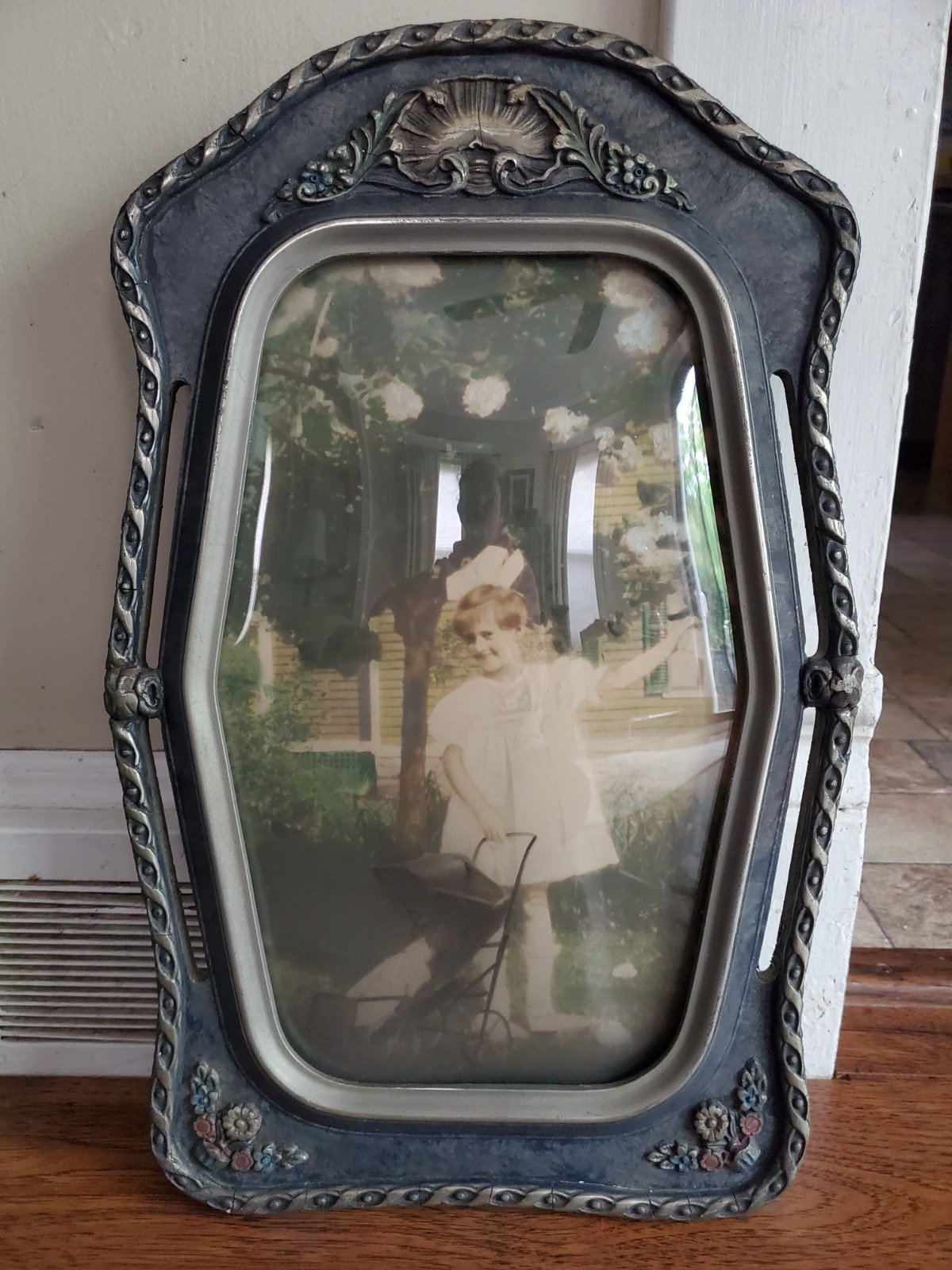 ANTIQUE WOODEN PHOTO VICTORIAN YOUNG CHILD FRAME GOTHIC BUBBLE GLASS ANTIQUE WOODEN PHOTO VICTORIAN YOUNG CHILD FRAME GOTHIC BUBBLE GLASS