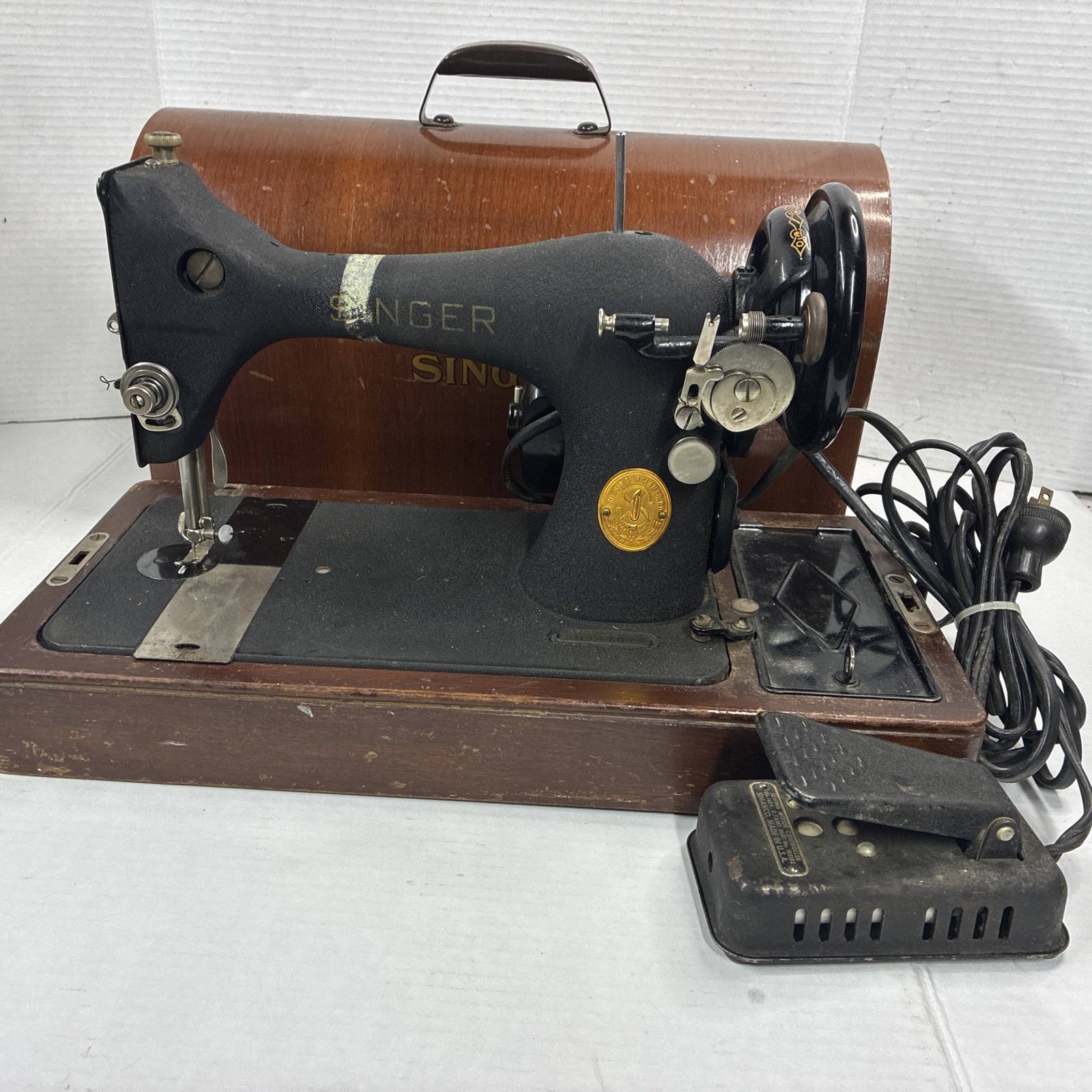 Vintage 1948 SINGER 128 Portable Electric Sewing Machine Bentwood Case See Descr Vintage 1948 SINGER 128 Portable Electric Sewing Machine Bentwood Case See Descr