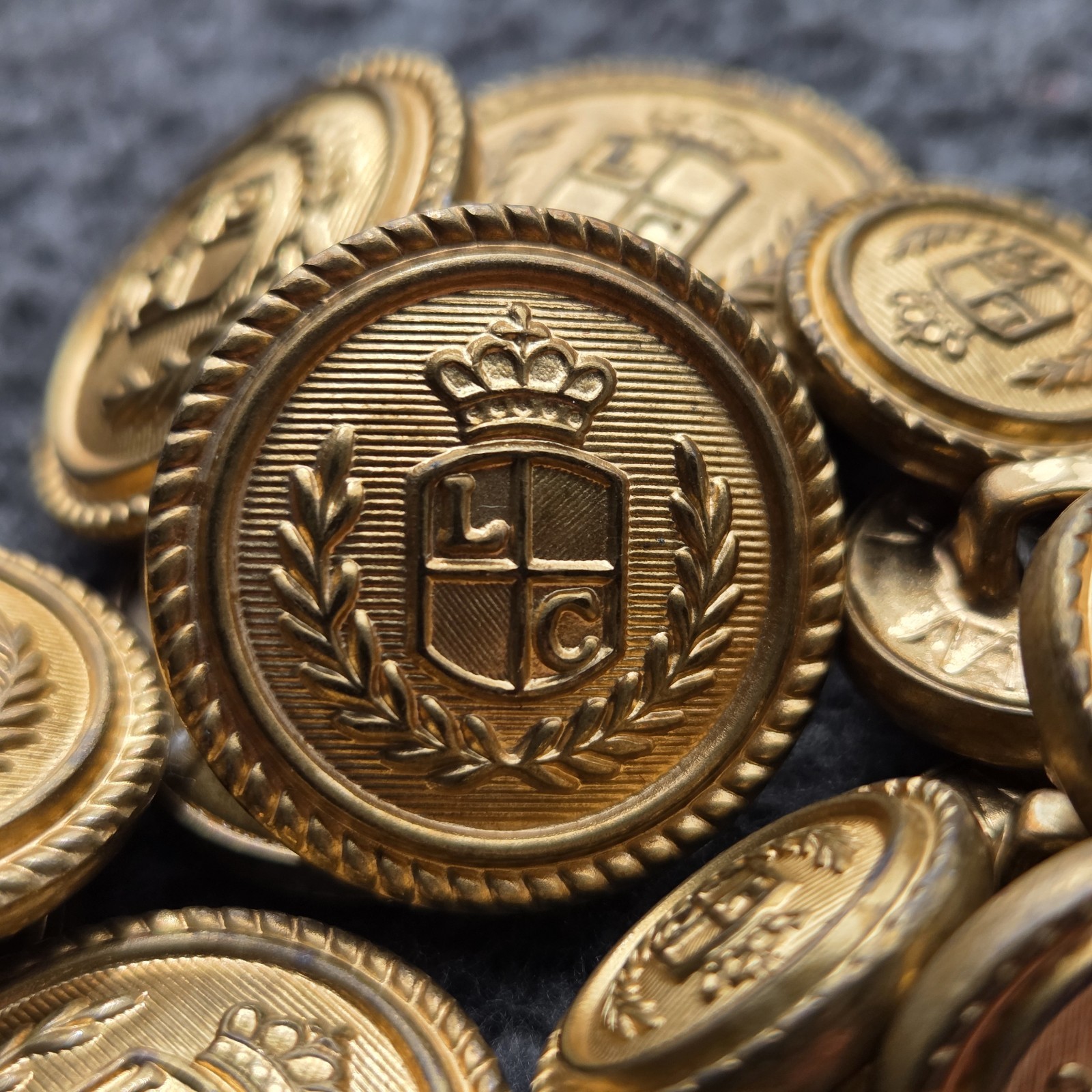 Vintage Liz Clairborne 15 Lot Replacement Gold Tone Metal Collector Buttons 80s Vintage Liz Clairborne 15 Lot Replacement Gold Tone Metal Collector Buttons 80s