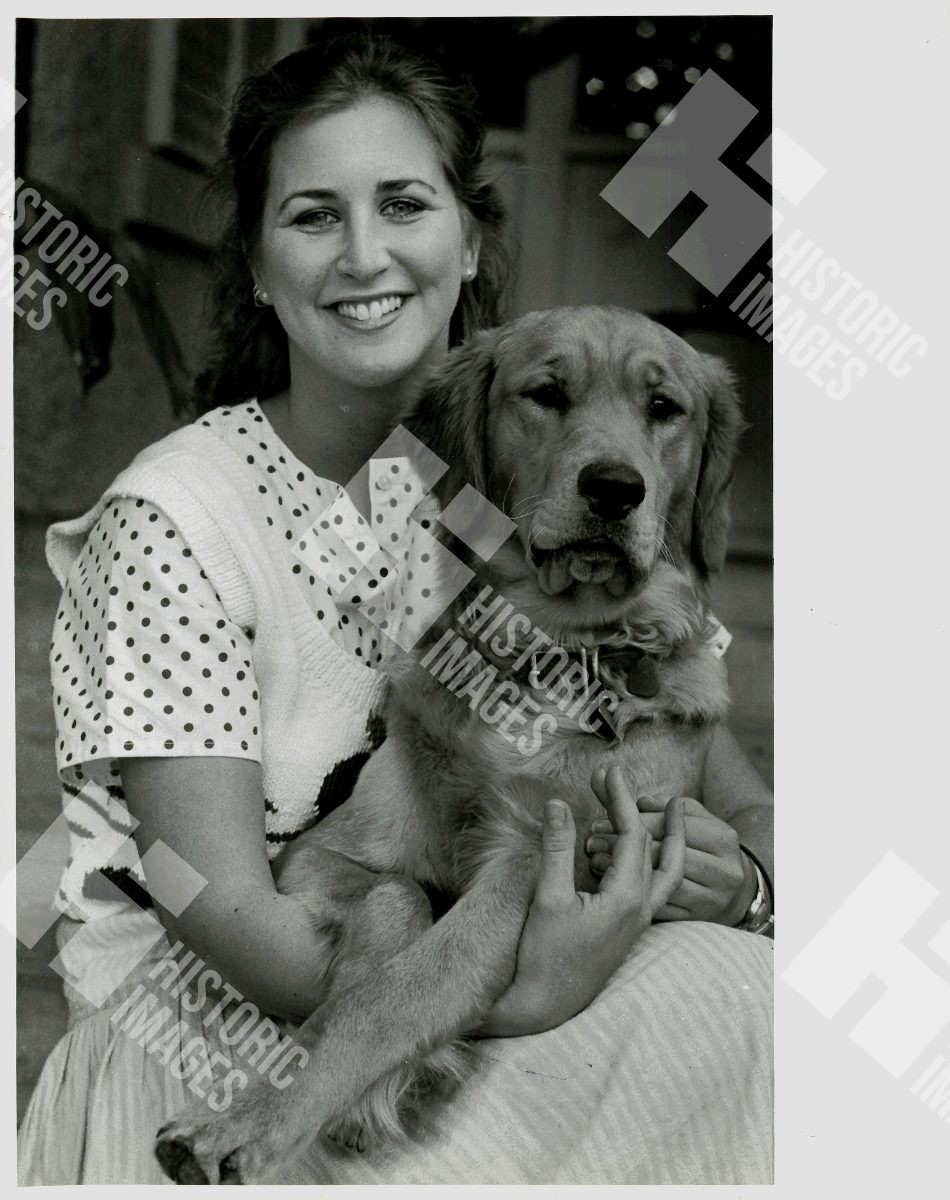 1987 Press Photo Ann Ferguson Sitting with her Dog Jo 1987 Press Photo Ann Ferguson Sitting with her Dog Jo