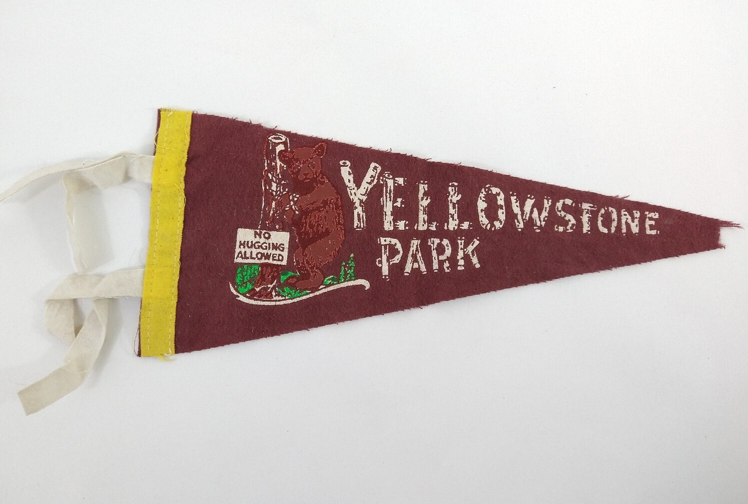 1940'S RARE VINTAGE YELLOWSTONE PARK 10" FELT PENNANT NO HUGGING ALLOWED BEAR