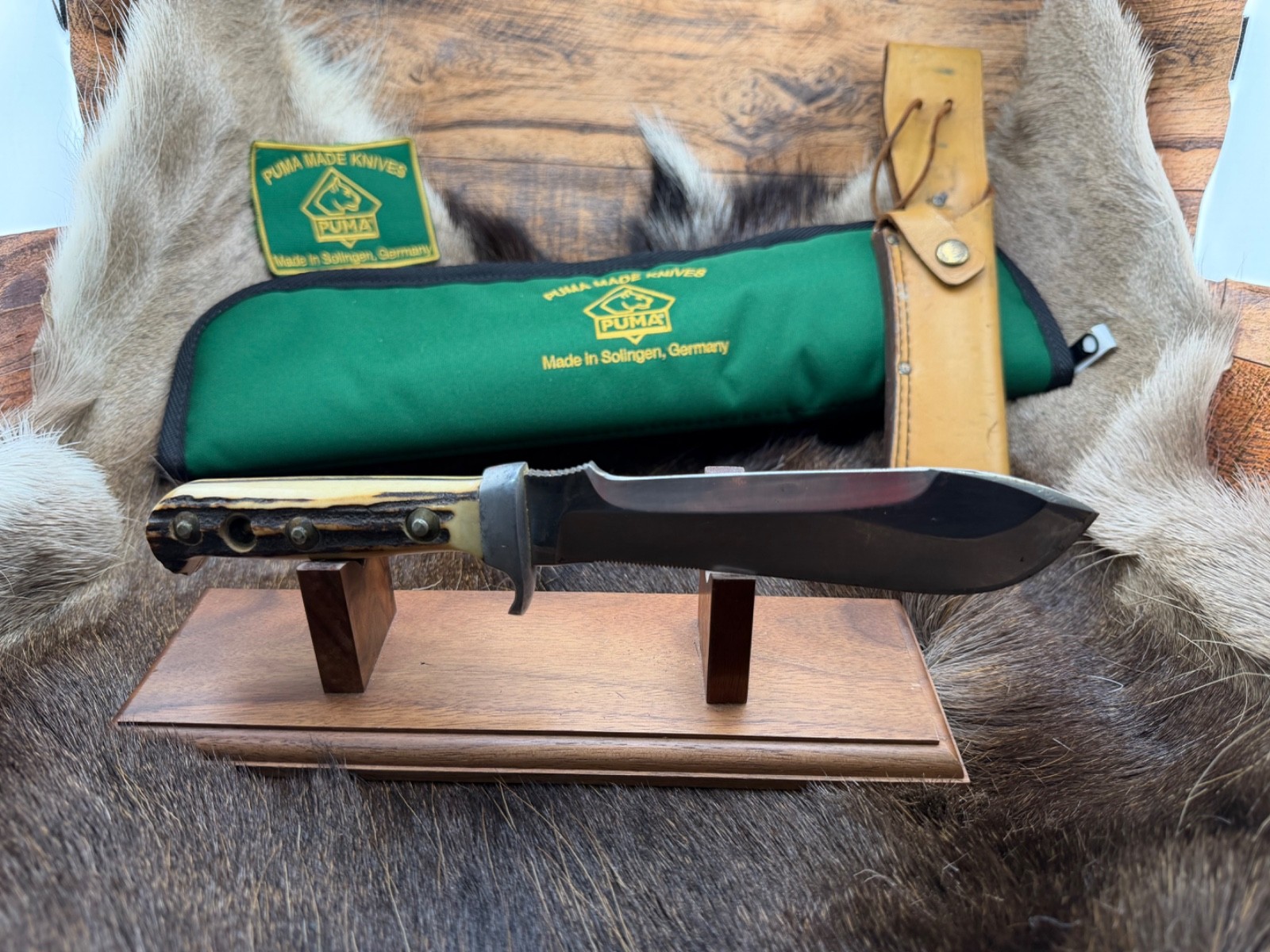 1986 Puma 6375  White Hunter With Stag Handles With Green Puma Pouch - "A3"