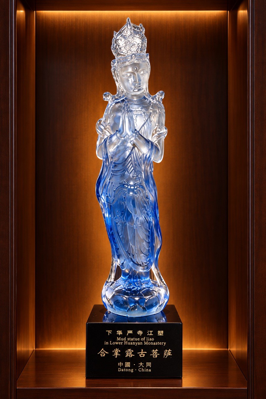 LiuLi Crystal Glass Buddhist Deity Asian Statue Bodhisattva Quan Yin / Guanyin LiuLi Crystal Glass Buddhist Deity Asian Statue Bodhisattva Quan Yin / Guanyin