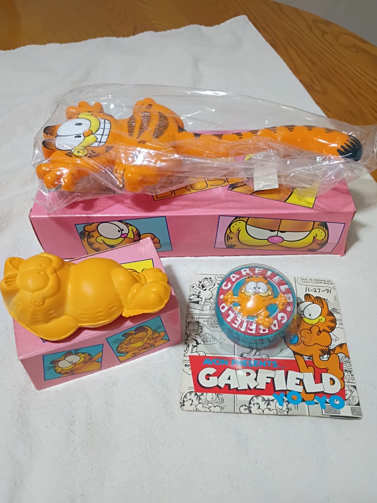 Lot Of Garfield Collectibles Yo-Yo, Brush, Soap B46 Lot Of Garfield Collectibles Yo-Yo, Brush, Soap B46