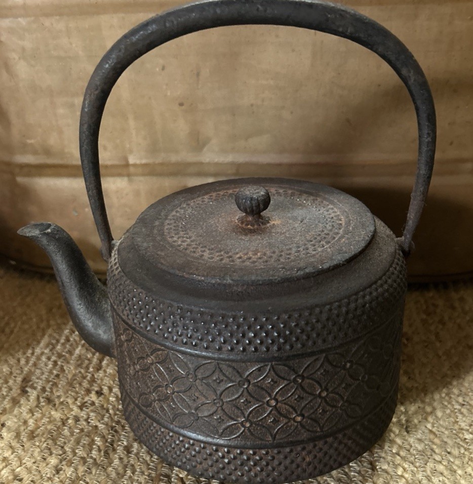 Nambu Tekki Iron Kettle VTG Teapot Handmade Authentic Hallmark Crisscross Flower Nambu Tekki Iron Kettle VTG Teapot Handmade Authentic Hallmark Crisscross Flower