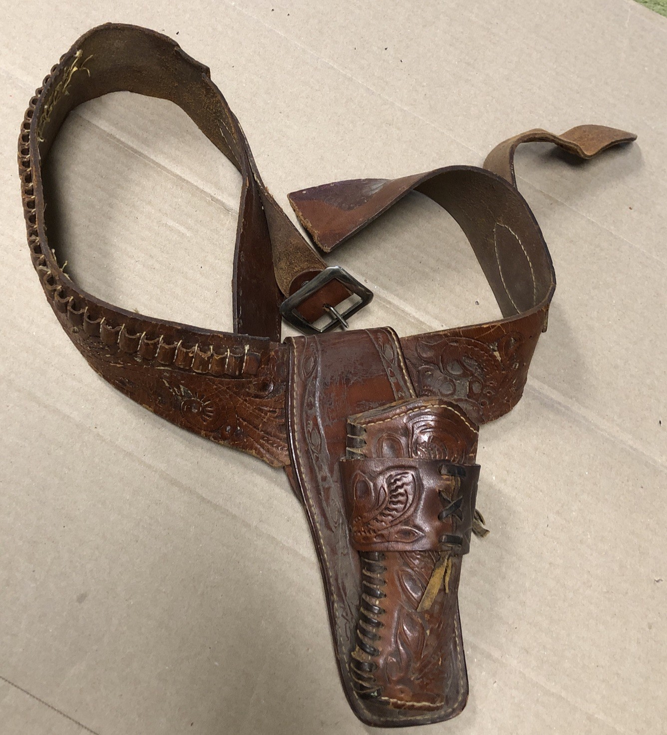 ANTIQUE WESTERN COWBOY TOOLED 3 BUCKLE LEATHER GUN HOLSTER & BELT 33"L ANTIQUE WESTERN COWBOY TOOLED 3 BUCKLE LEATHER GUN HOLSTER & BELT 33"L
