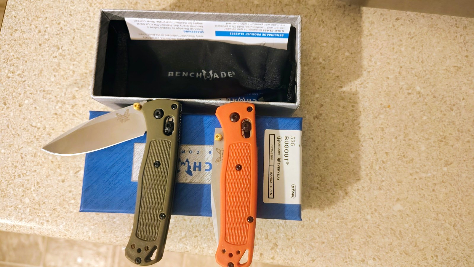 Benchmade Bugout 535 CPM-S30V Axis Lock Plain Edge Green/Orange