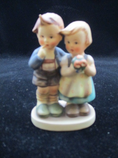 Vintage Goebel M.I. Hummel “We Congratulate” HUM 220 Boy & Girl Porcelain Figuri Vintage Goebel M.I. Hummel “We Congratulate” HUM 220 Boy & Girl Porcelain Figuri
