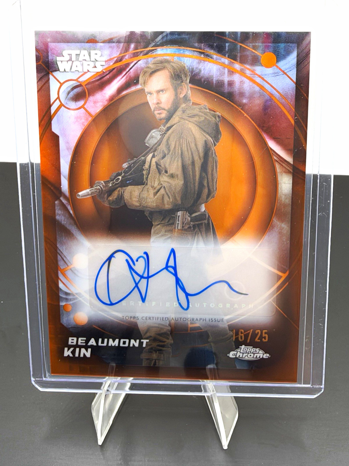 2026 Topps Chrome Star Wars Dominic Monaghan Beaumont Kin Auto Orange /25 #16 2026 Topps Chrome Star Wars Dominic Monaghan Beaumont Kin Auto Orange /25 #16