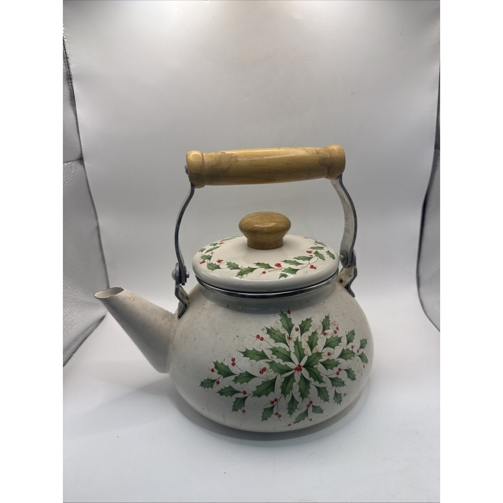 Holiday 2qt Enameled Tea Kettle With Wooden Handles * Holiday 2qt Enameled Tea Kettle With Wooden Handles *