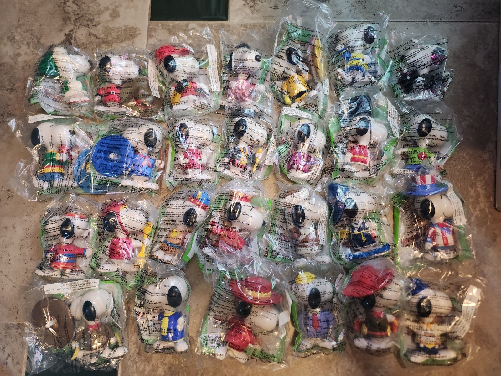 VINTAGE SNOOPY FIGURINES WORLD TOUR 1998 SET OF 28 SEAL McDonald's HAPPY MEAL VINTAGE SNOOPY FIGURINES WORLD TOUR 1998 SET OF 28 SEAL McDonald's HAPPY MEAL