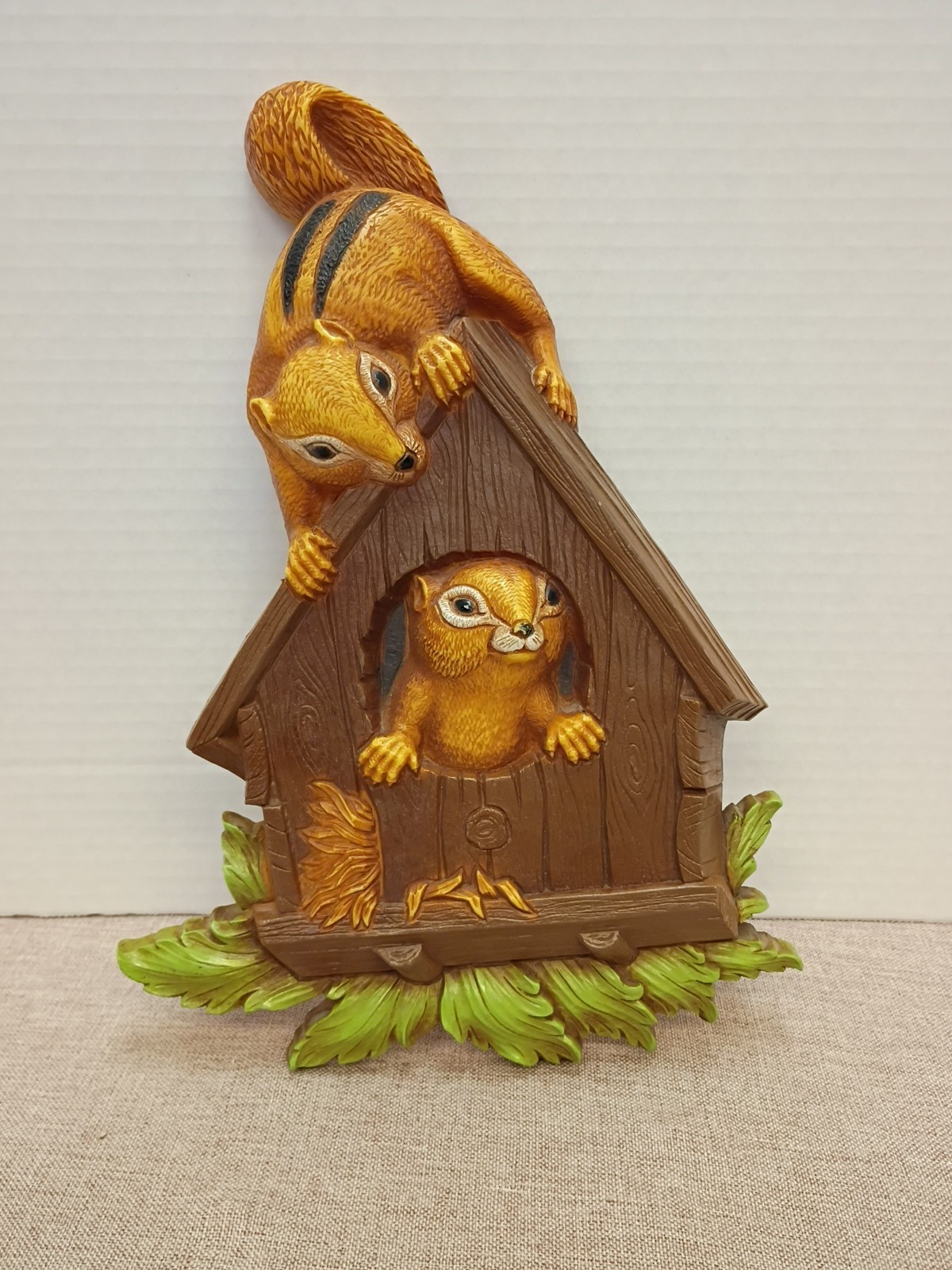 Homco Dart Chipmunks Squirrels in Birdhouse 11” Wall Decor Hanging Vintage 1977 Homco Dart Chipmunks Squirrels in Birdhouse 11” Wall Decor Hanging Vintage 1977