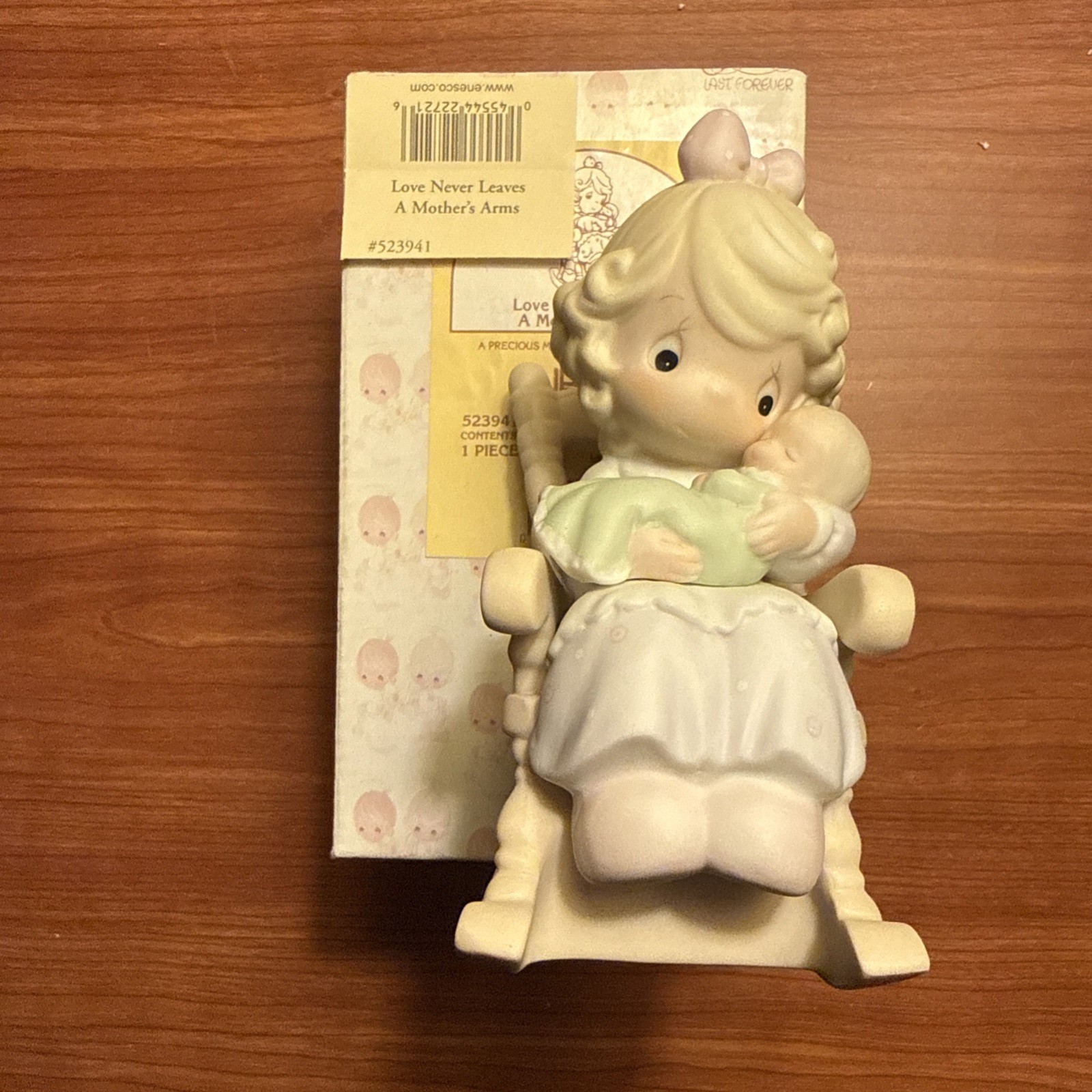 Precious Moments figurine collectable “Love Never Leaves A Mothers Arms” 523941