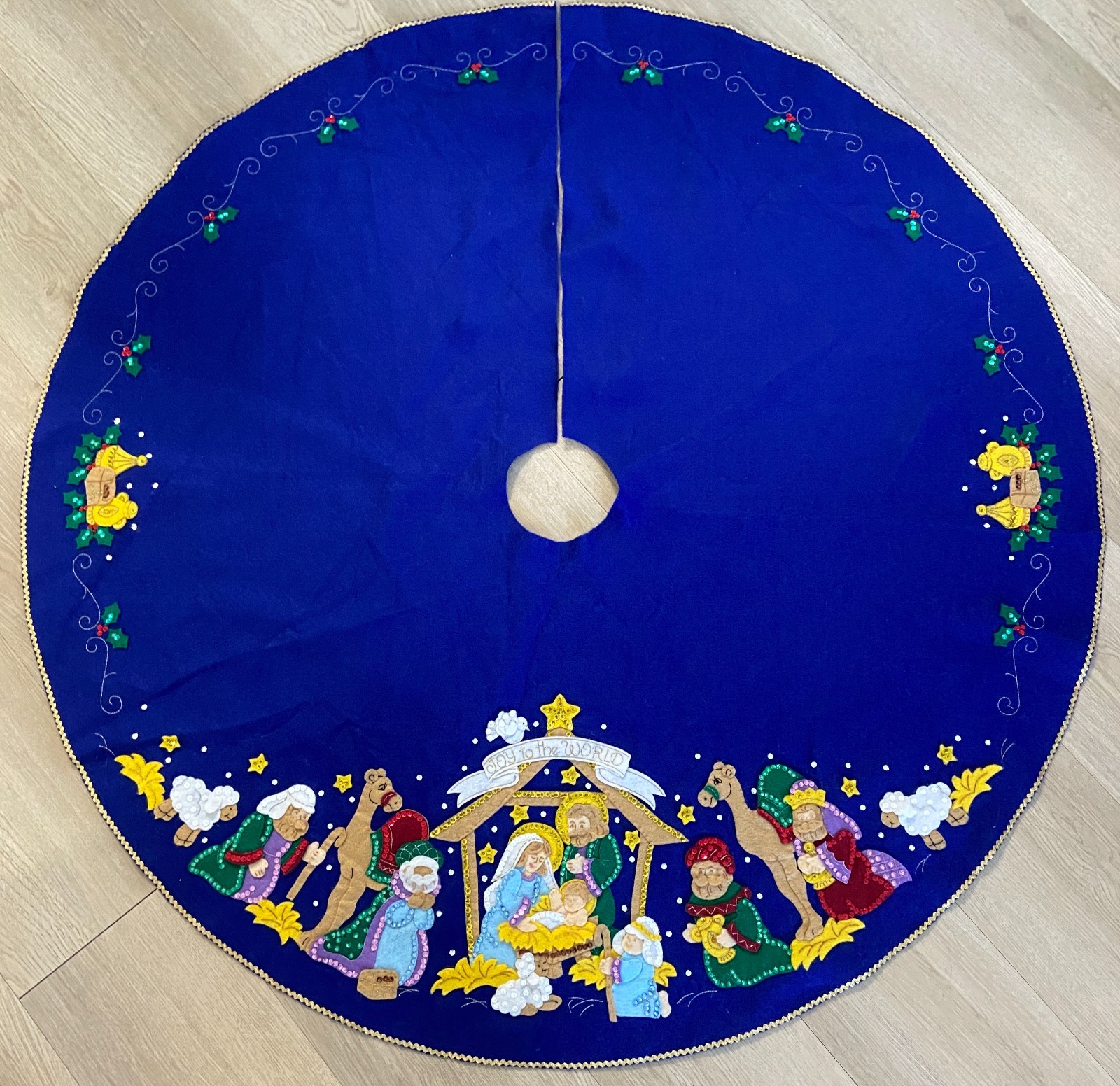 FINISHED Bucilla "JOY TO THE WORLD" 43" Felt Christmas Tree Skirt 84776 H25 FINISHED Bucilla "JOY TO THE WORLD" 43" Felt Christmas Tree Skirt 84776 H25