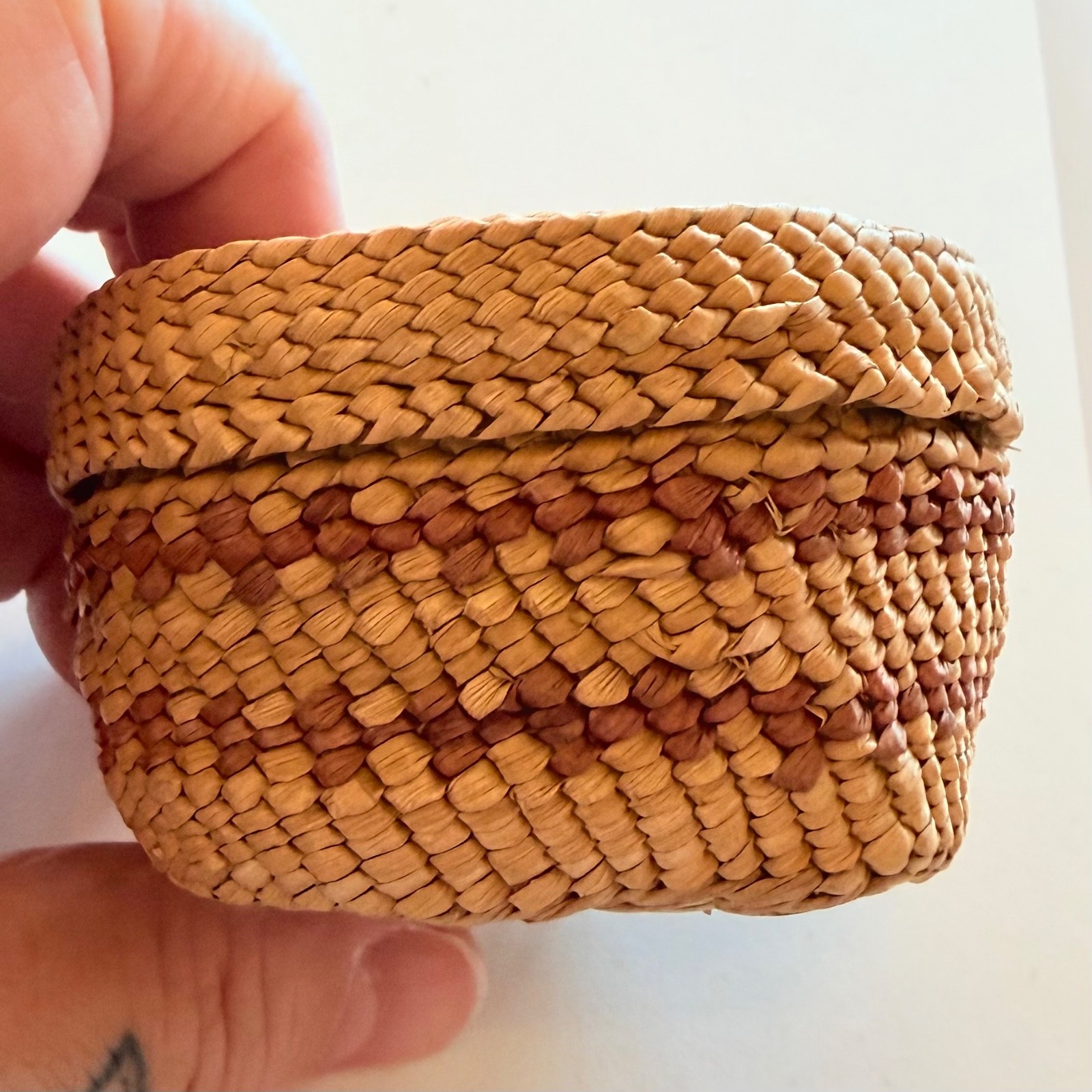 ANTIQUE OLD VINTAGE MAKAH NATIVE AMERICAN INDIAN LIDDED BASKET ANTIQUE OLD VINTAGE MAKAH NATIVE AMERICAN INDIAN LIDDED BASKET