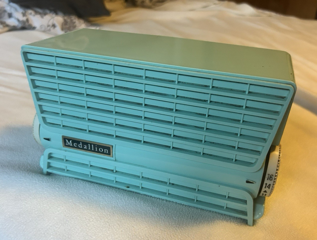 VINTAGE BEAUTIFUL ICE GREEN MEDALLION ELECTRIC AM RADIO ARVIN INDUSTRIES VINTAGE BEAUTIFUL ICE GREEN MEDALLION ELECTRIC AM RADIO ARVIN INDUSTRIES