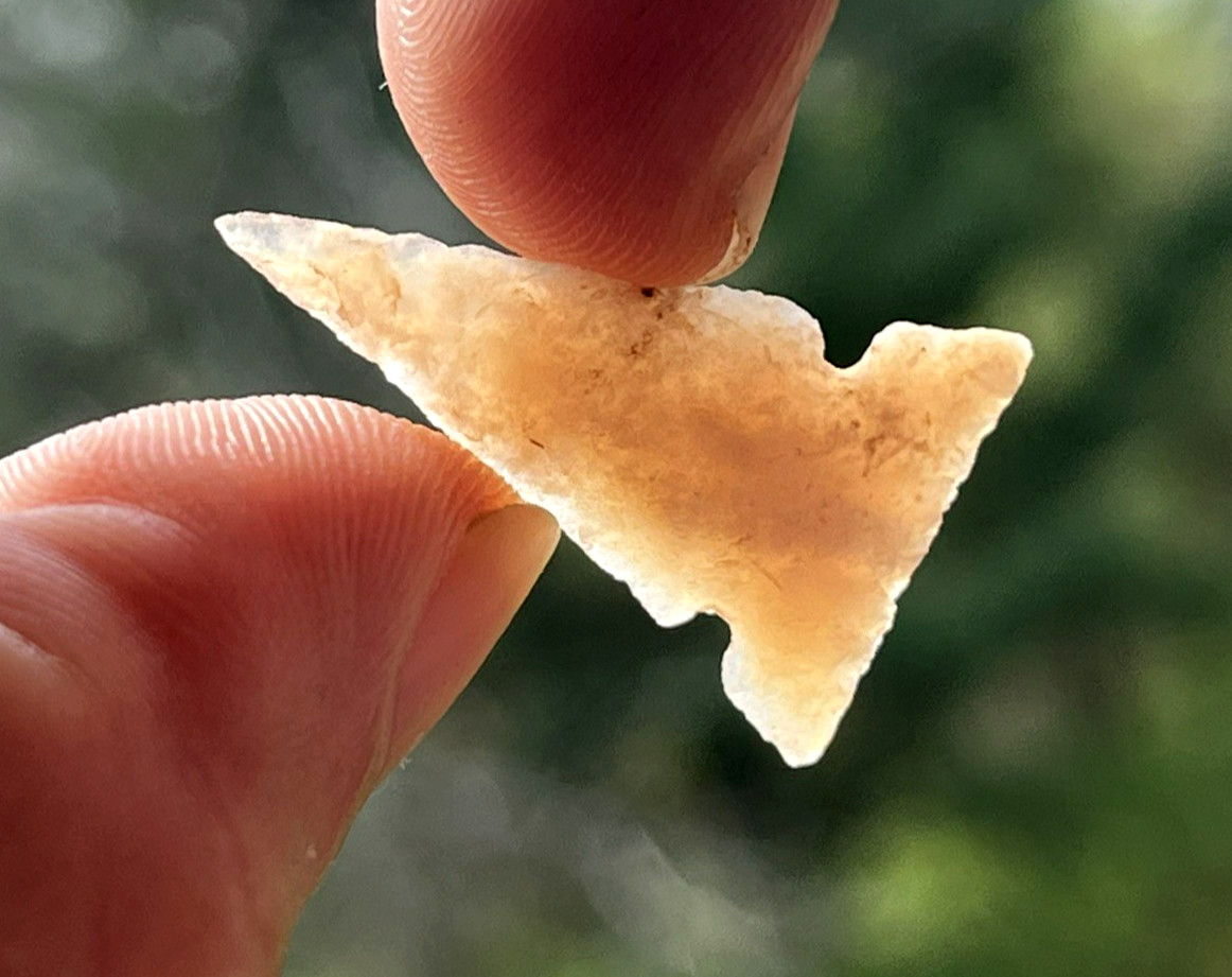 PHENOMENAL COLORADO PUEBLO SIDE NOTCH POINT ARROWHEAD AUTHENTIC ARTIFACT BG PHENOMENAL COLORADO PUEBLO SIDE NOTCH POINT ARROWHEAD AUTHENTIC ARTIFACT BG
