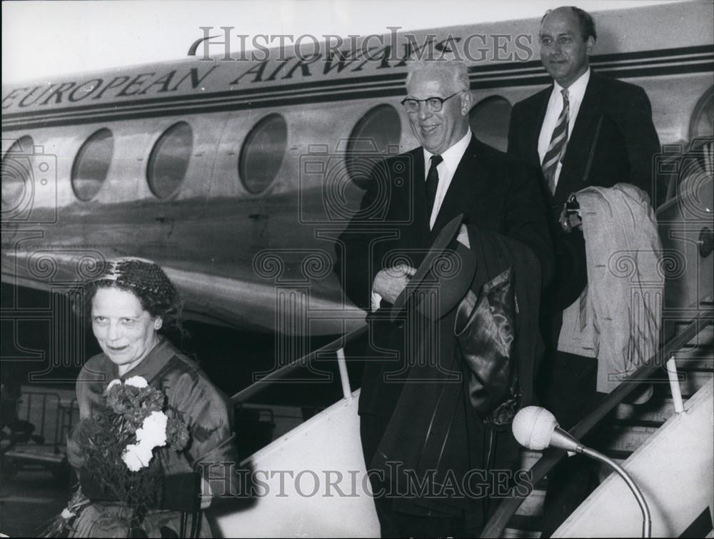 1959 Press Photo Earl Warren Arriving In Berlin Germany - KSG14075 1959 Press Photo Earl Warren Arriving In Berlin Germany - KSG14075