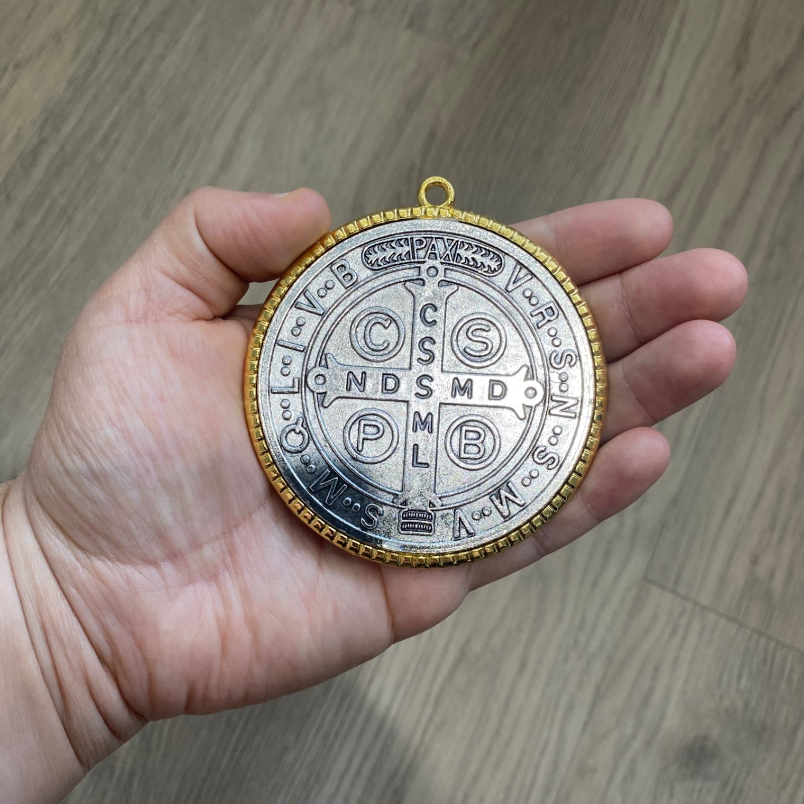 Catholic St Benedict Large Medal Gold Silver Tone Medalla Medallón de San Benito Catholic St Benedict Large Medal Gold Silver Tone Medalla Medallón de San Benito