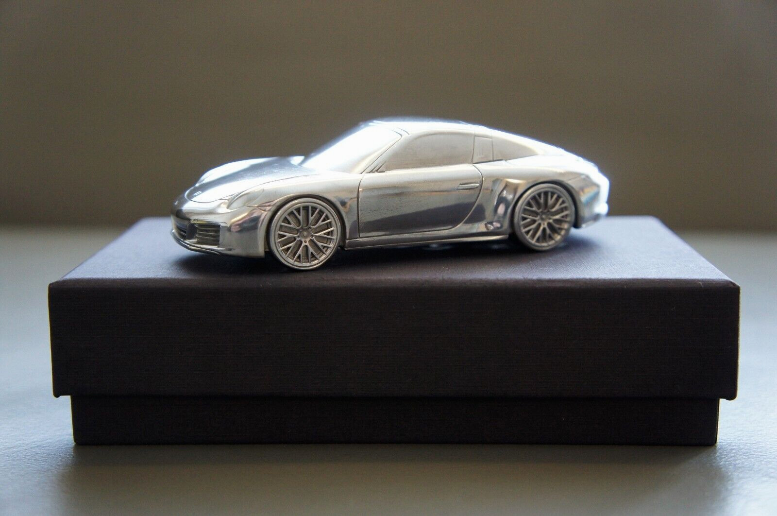 NIB Porsche 911 991 Targa 4 Chrome Aluminum Model Scale 1:43 Billet Paperweight NIB Porsche 911 991 Targa 4 Chrome Aluminum Model Scale 1:43 Billet Paperweight