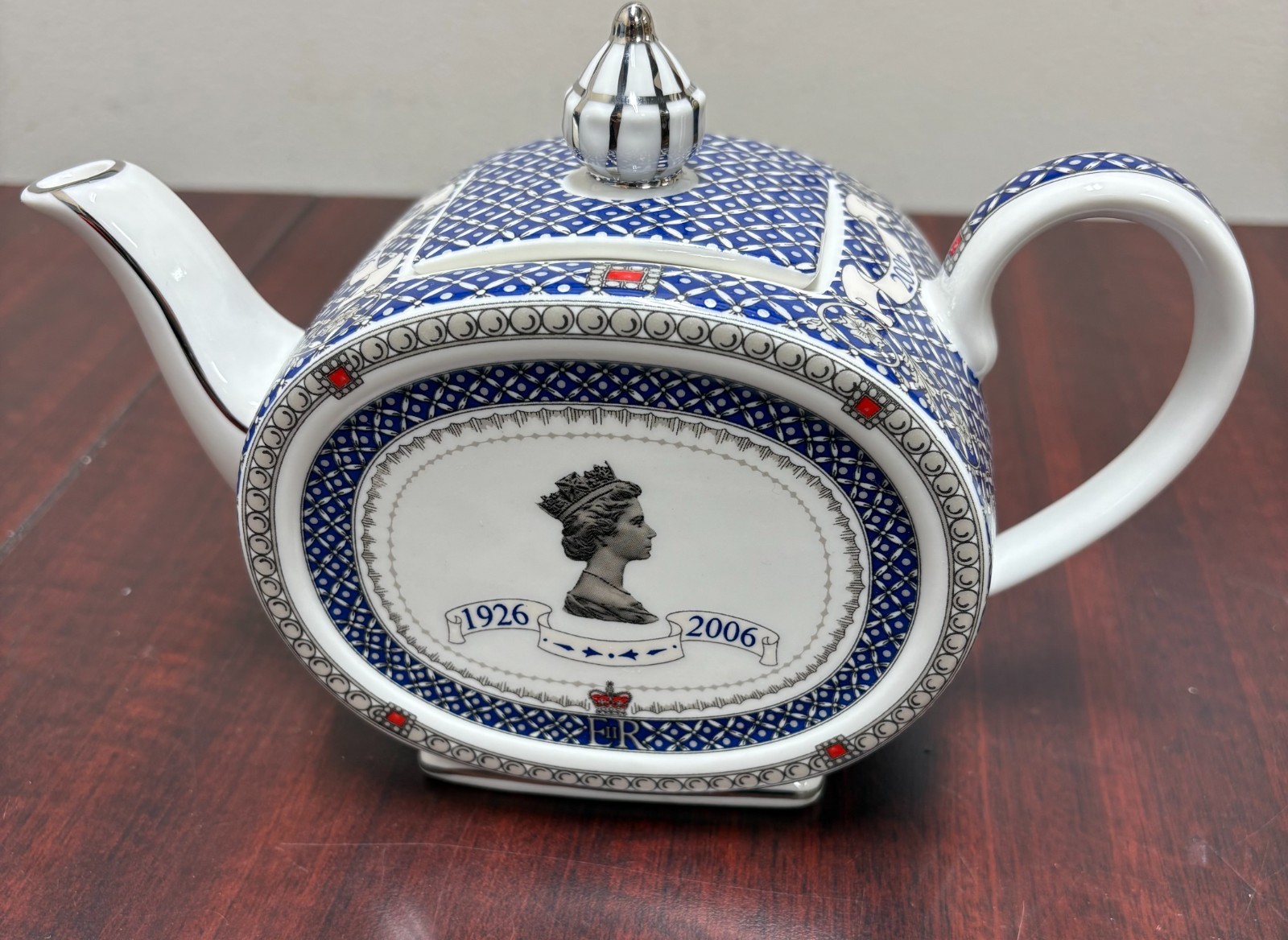 QUEEN ELIZABETH II JAMES SADLER TEAPOT 80th Birthday celebration 1926-2006 QUEEN ELIZABETH II JAMES SADLER TEAPOT 80th Birthday celebration 1926-2006