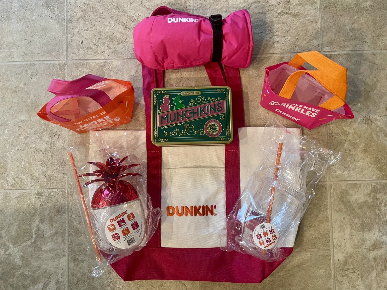 đŠ Dunkinâ Limited Edition Merchandise Bundle â Brand Newâď¸$100.00 đŠ Dunkinâ Limited Edition Merchandise Bundle â Brand Newâď¸$100.00