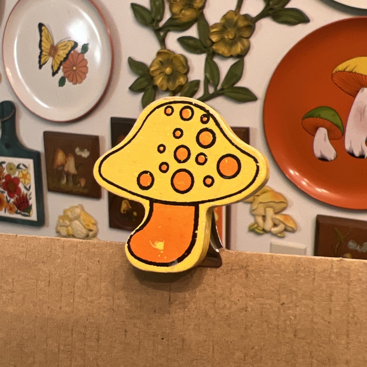 RARE Vintage 60/70’s Yellow Orange Counterpoint Wooden Mod Mushroom Clip, Read RARE Vintage 60/70’s Yellow Orange Counterpoint Wooden Mod Mushroom Clip, Read