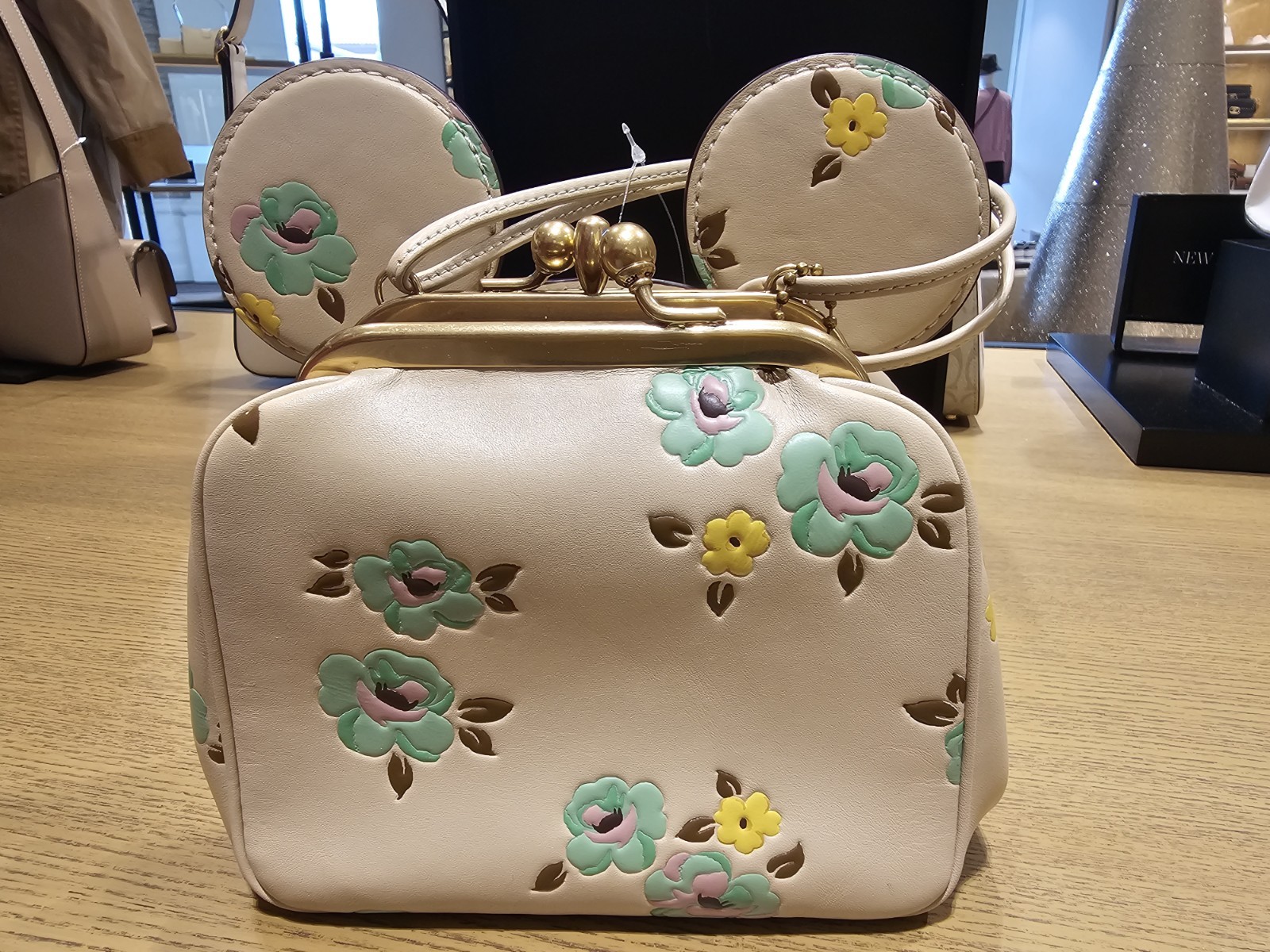 Disney & Coach Exclusive MINNIE MOUSE Crossbody Bag Limited Edition Asian Market Disney & Coach Exclusive MINNIE MOUSE Crossbody Bag Limited Edition Asian Market