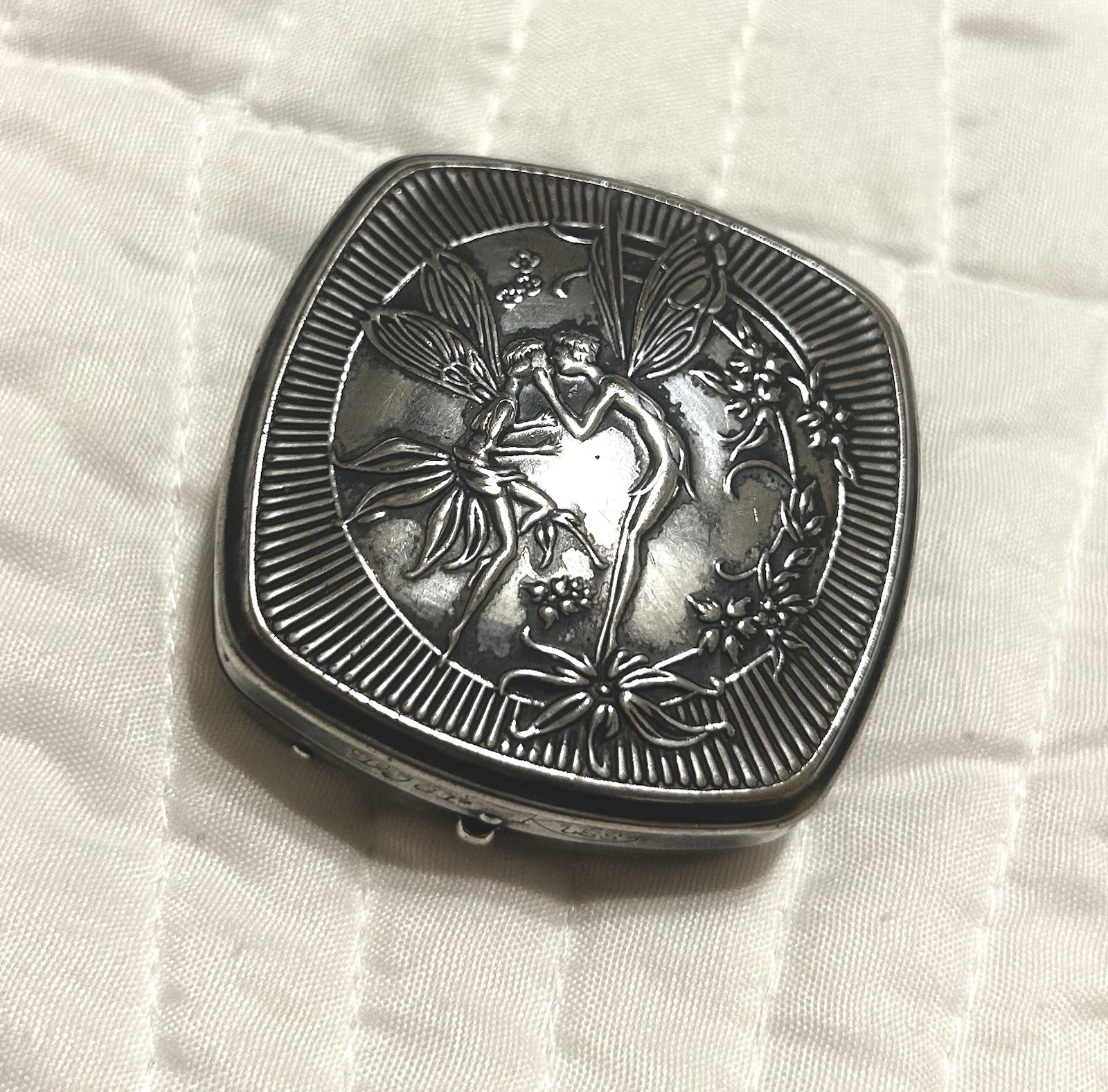 Vintage 1920s DJER KISS ART NOUVEAU REPOUSSE KISSING FAIRIES POWDER COMPACT