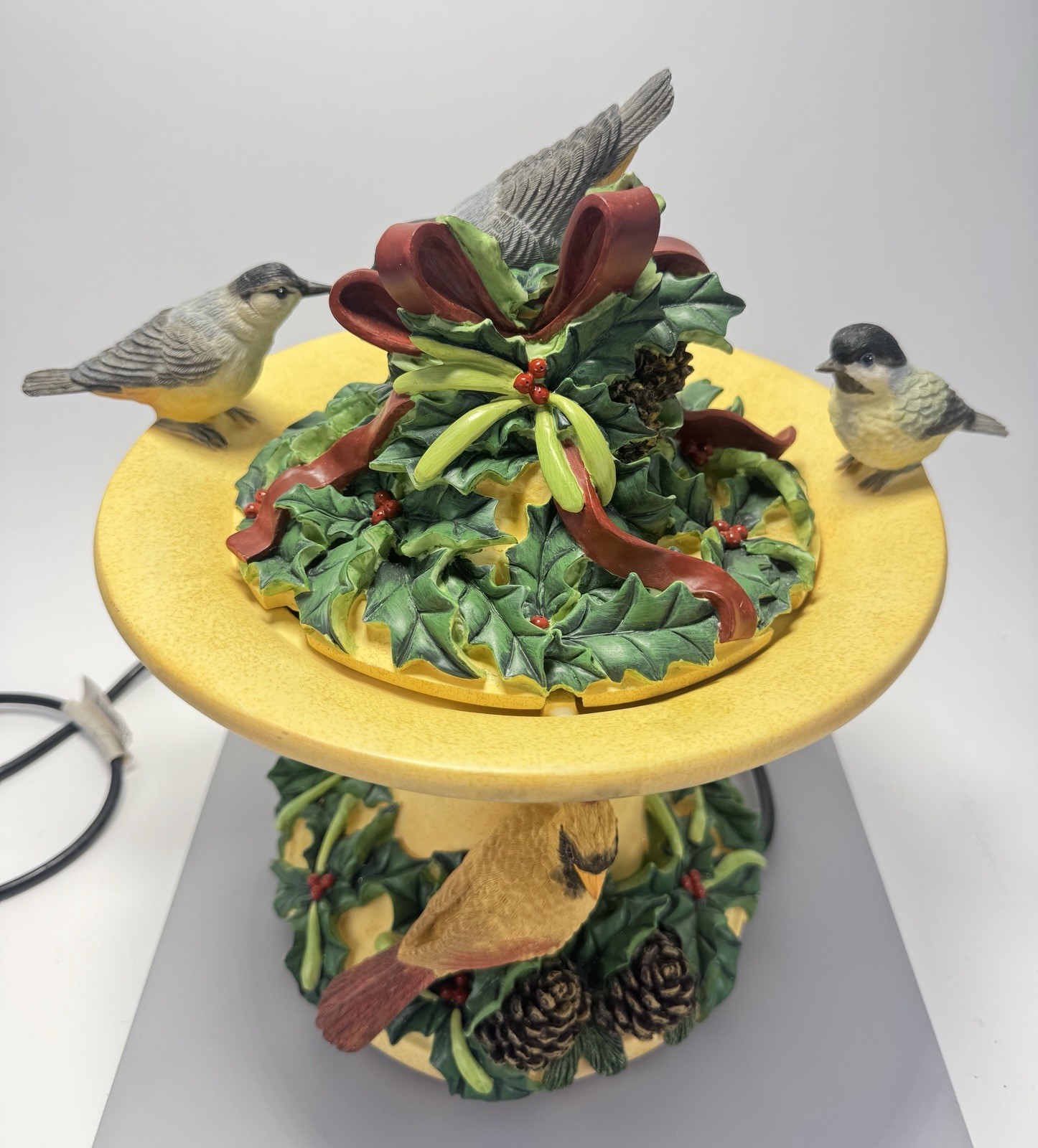 Lenox Winter Greetings Birdbath Fountain Catherine McClung Cardinals Working Lenox Winter Greetings Birdbath Fountain Catherine McClung Cardinals Working