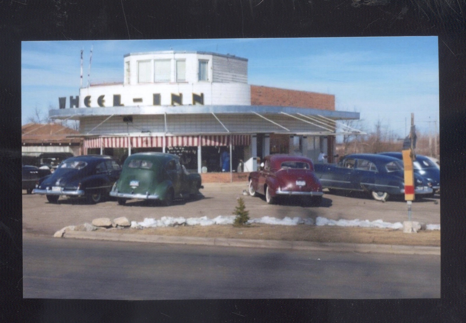 SEDALIA MISSOURI WHEEL INN DRIVE IN RESTAURANT OLD CARS VINTAGE POSTCARD