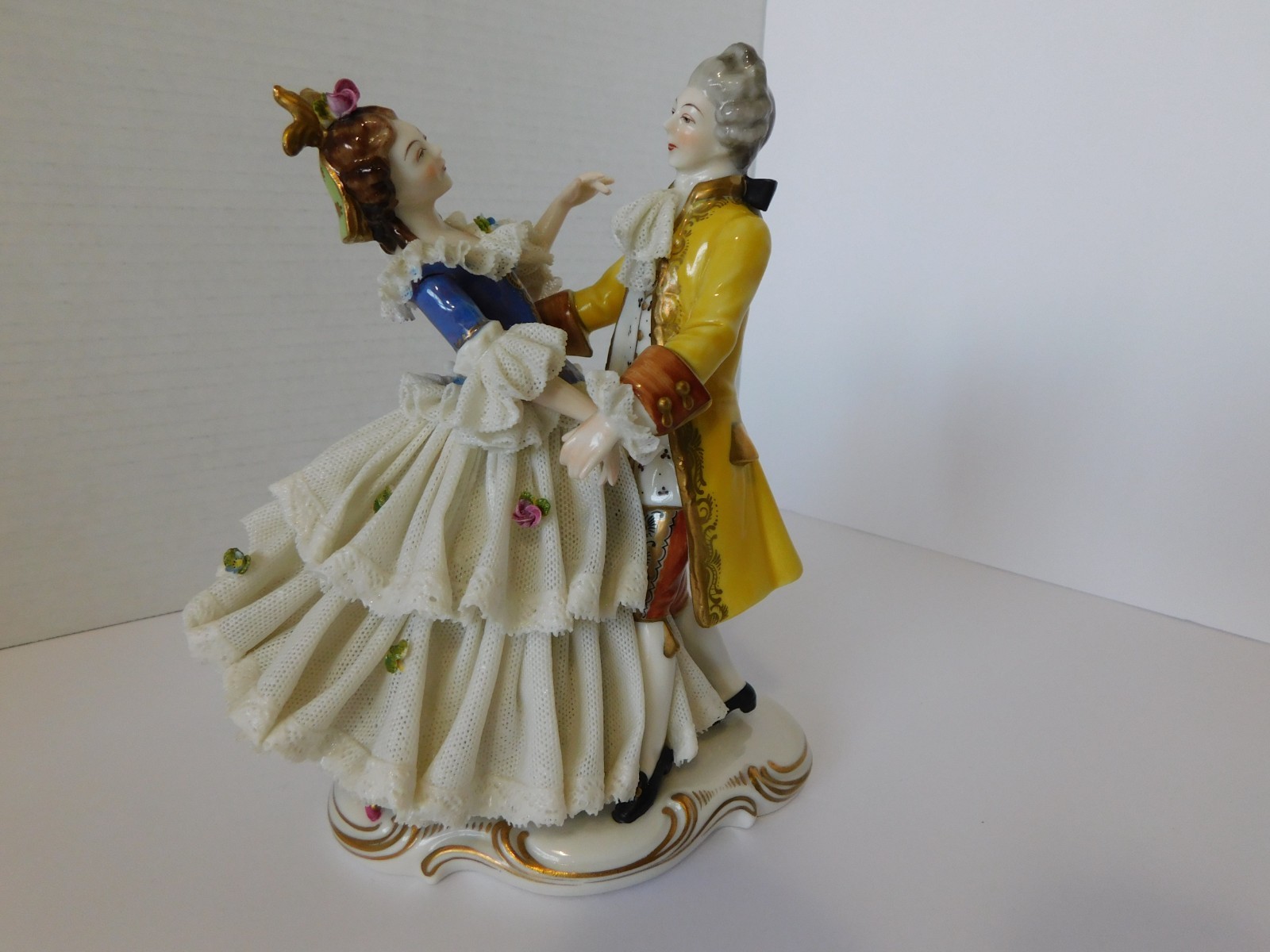 STUNNING ANTIQUE DRESDEN FIGURINE PORCELAIN LACE - COUPLE DANCING - GERMANY STUNNING ANTIQUE DRESDEN FIGURINE PORCELAIN LACE - COUPLE DANCING - GERMANY