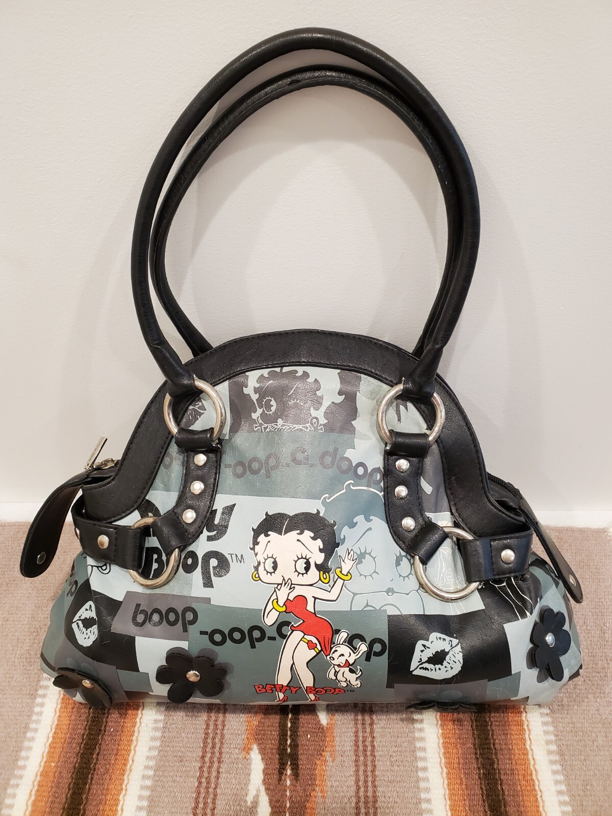 Vintage Betty Boop Black and Grey Zippered Shoulder Bag w/4 Raised Black Flowers