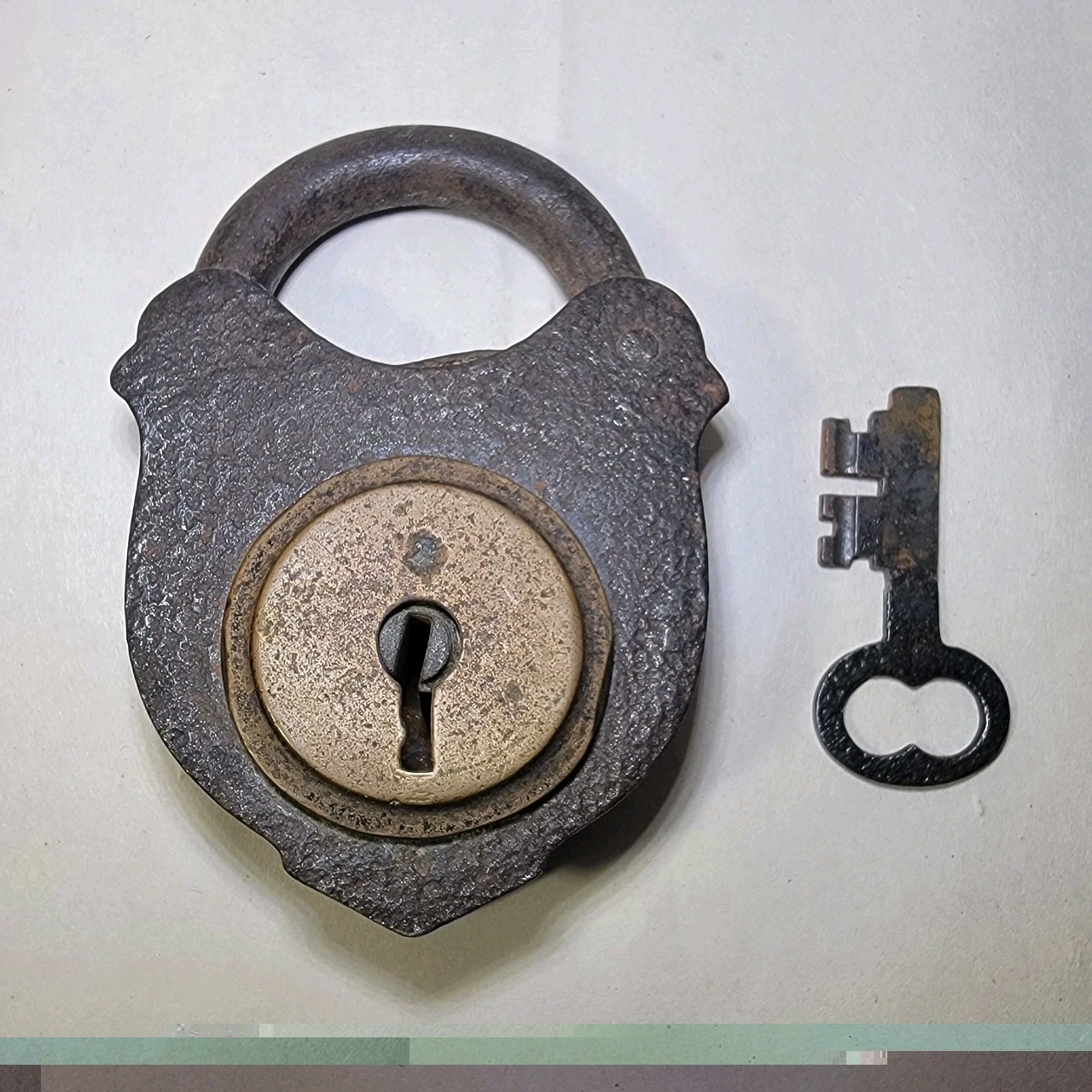 ANTIQUE "SHIELD" WROUGHT IRON PADLOCK w/ KEY OLD VINTAGE LOCK WORKS 4" ANTIQUE "SHIELD" WROUGHT IRON PADLOCK w/ KEY OLD VINTAGE LOCK WORKS 4"