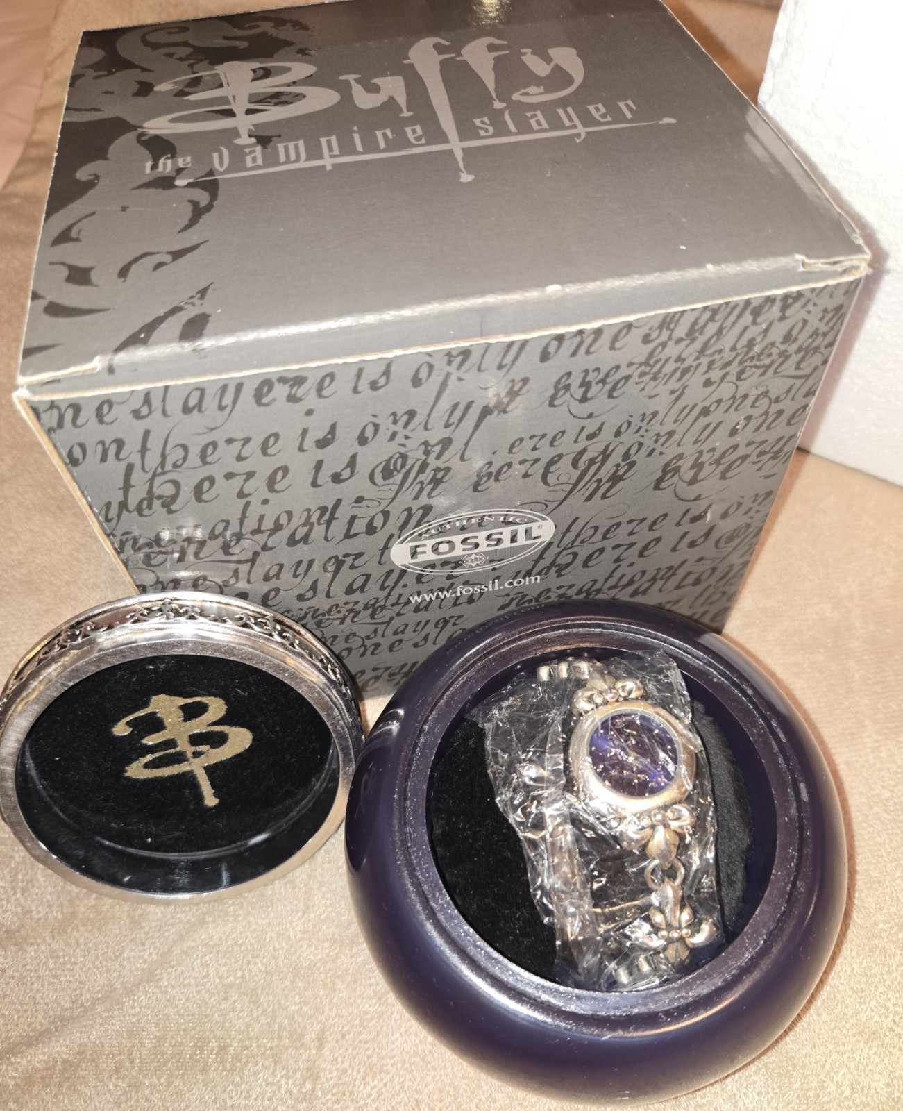 Buffy The Vampire Slayer 2000 FOSSIL watch LTD ED #903/2000 RARE Very HTF VGC Buffy The Vampire Slayer 2000 FOSSIL watch LTD ED #903/2000 RARE Very HTF VGC
