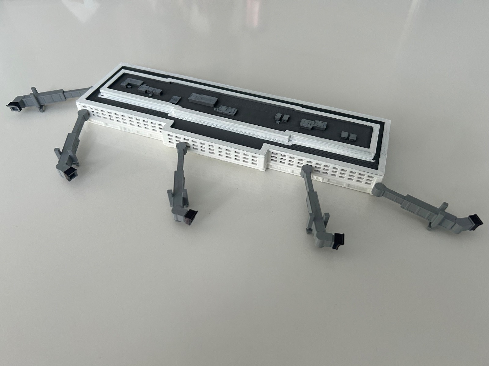 1:400 Scale Regional Model Airport Terminal With Jetbridges (5) 1:400 Scale Regional Model Airport Terminal With Jetbridges (5)