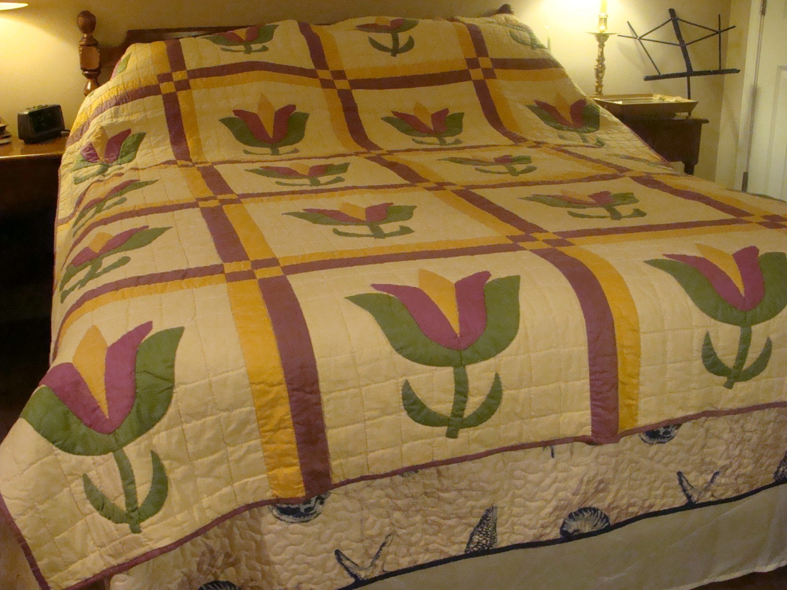 ANTIQUE 1928 TULIP QUILT FROM HISTORIC VIRGINIA OLD FAMILY ANTIQUE 1928 TULIP QUILT FROM HISTORIC VIRGINIA OLD FAMILY