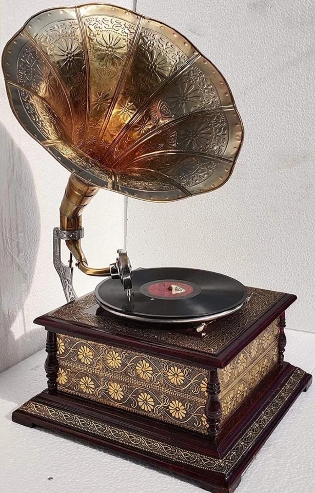 Vintage Antique Gramophone, Fully Working Phonograph, Win Up Record Player Vintage Antique Gramophone, Fully Working Phonograph, Win Up Record Player