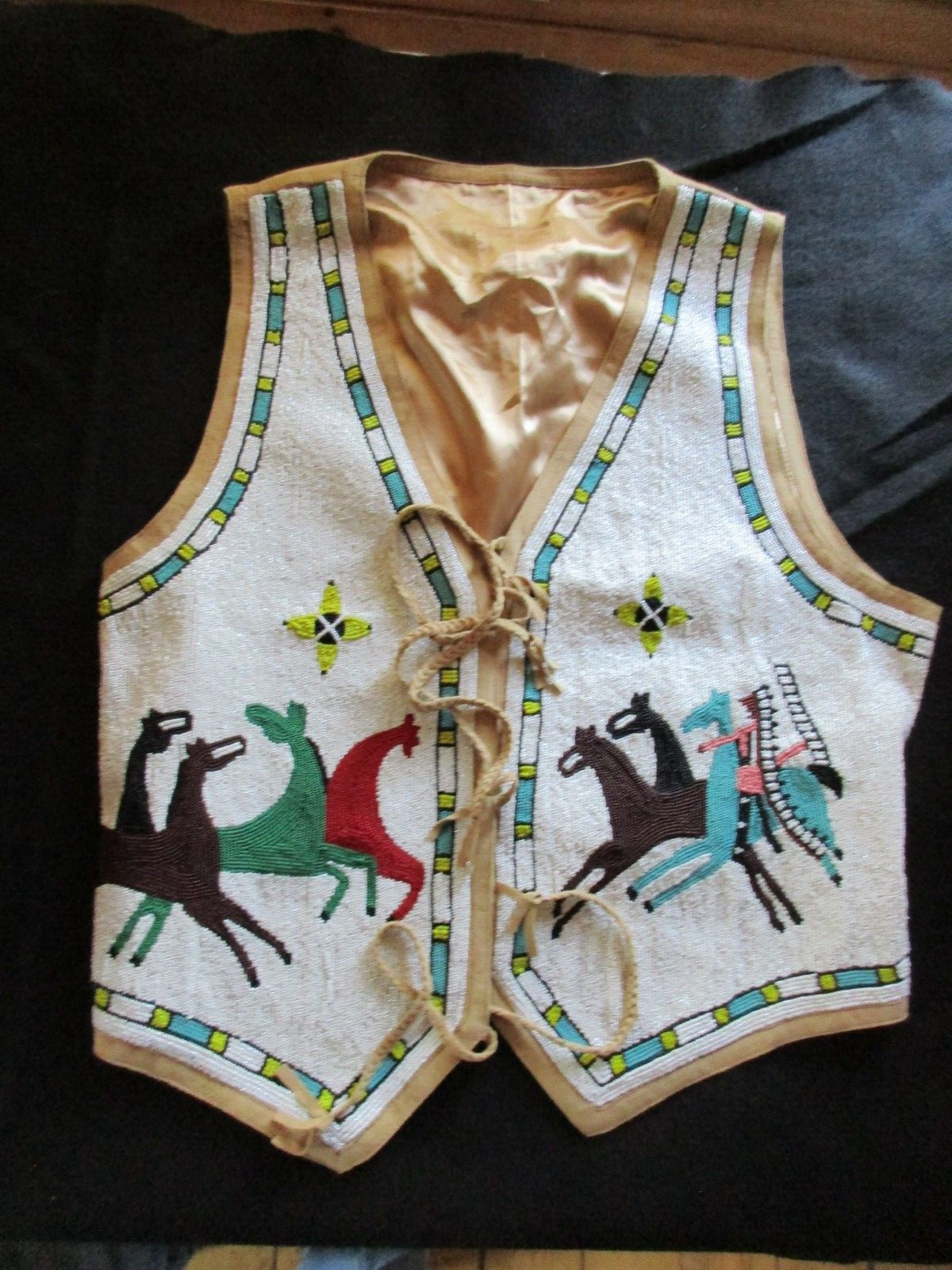 SUPERB NATIVE AMERICAN BEADED LEATHER VEST, CHIEF & HORSES MOTIFF, SD-0823*07800 SUPERB NATIVE AMERICAN BEADED LEATHER VEST, CHIEF & HORSES MOTIFF, SD-0823*07800
