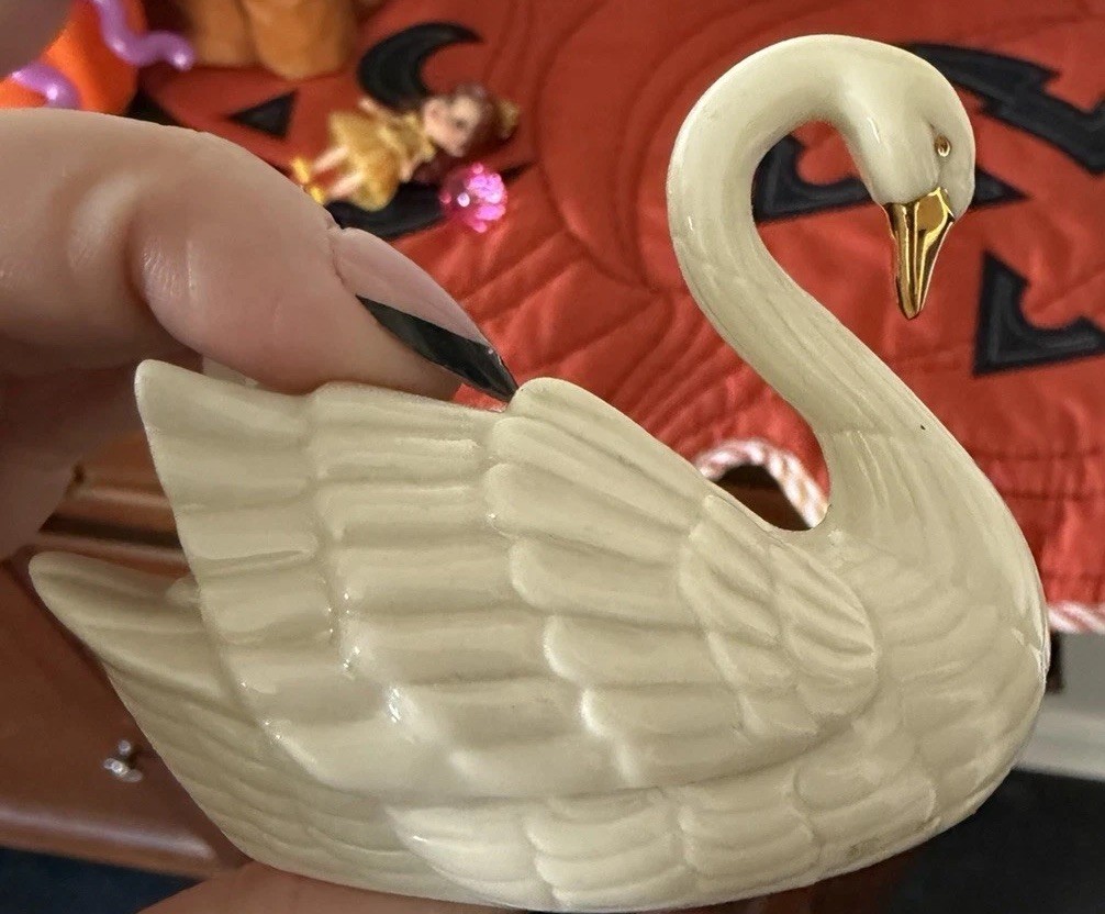 LENOX Ivory Porcelain Swan 24K Gold Beak & Eyes Place Card Holder Cake Topper 3 LENOX Ivory Porcelain Swan 24K Gold Beak & Eyes Place Card Holder Cake Topper 3