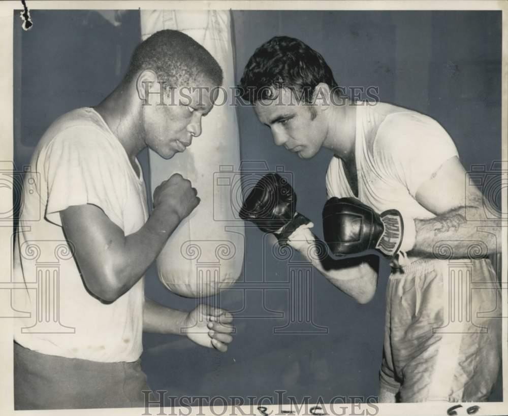 1969 Press Photo Johnny Brooks squaring-off with Jerry Pellegrini- Boxing 1969 Press Photo Johnny Brooks squaring-off with Jerry Pellegrini- Boxing