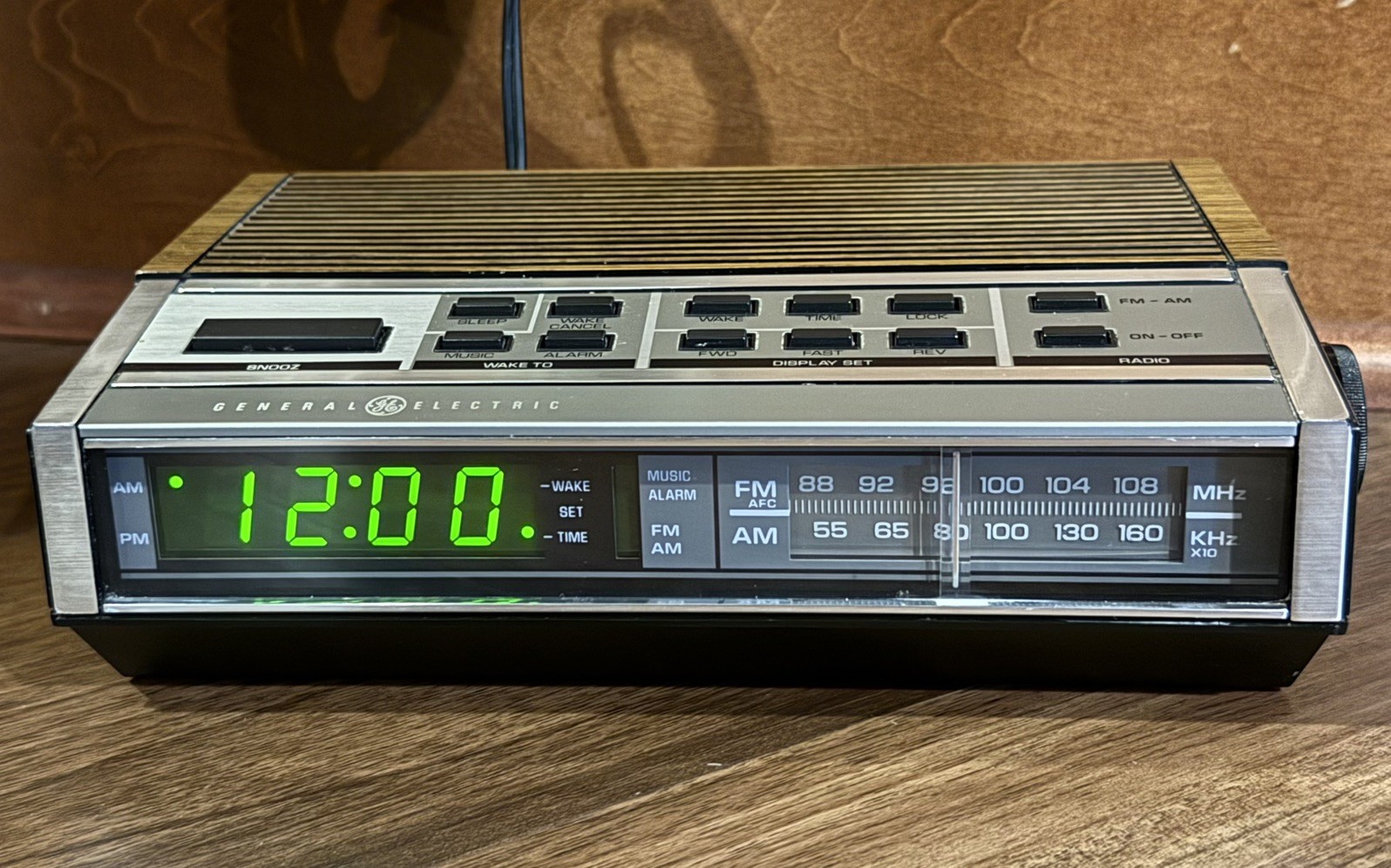 VINTAGE General Electric GE Vintage Alarm Clock Radio Model 7-4652A WORKS GREAT