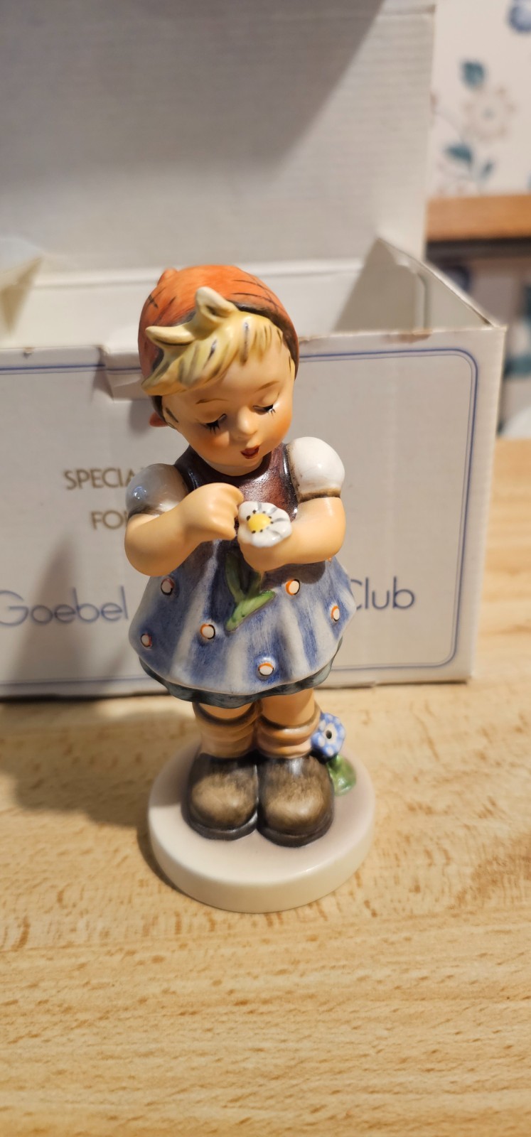 M.J. Hummel Goebel Daisies Don't Tell 380 Figurine M.J. Hummel Goebel Daisies Don't Tell 380 Figurine