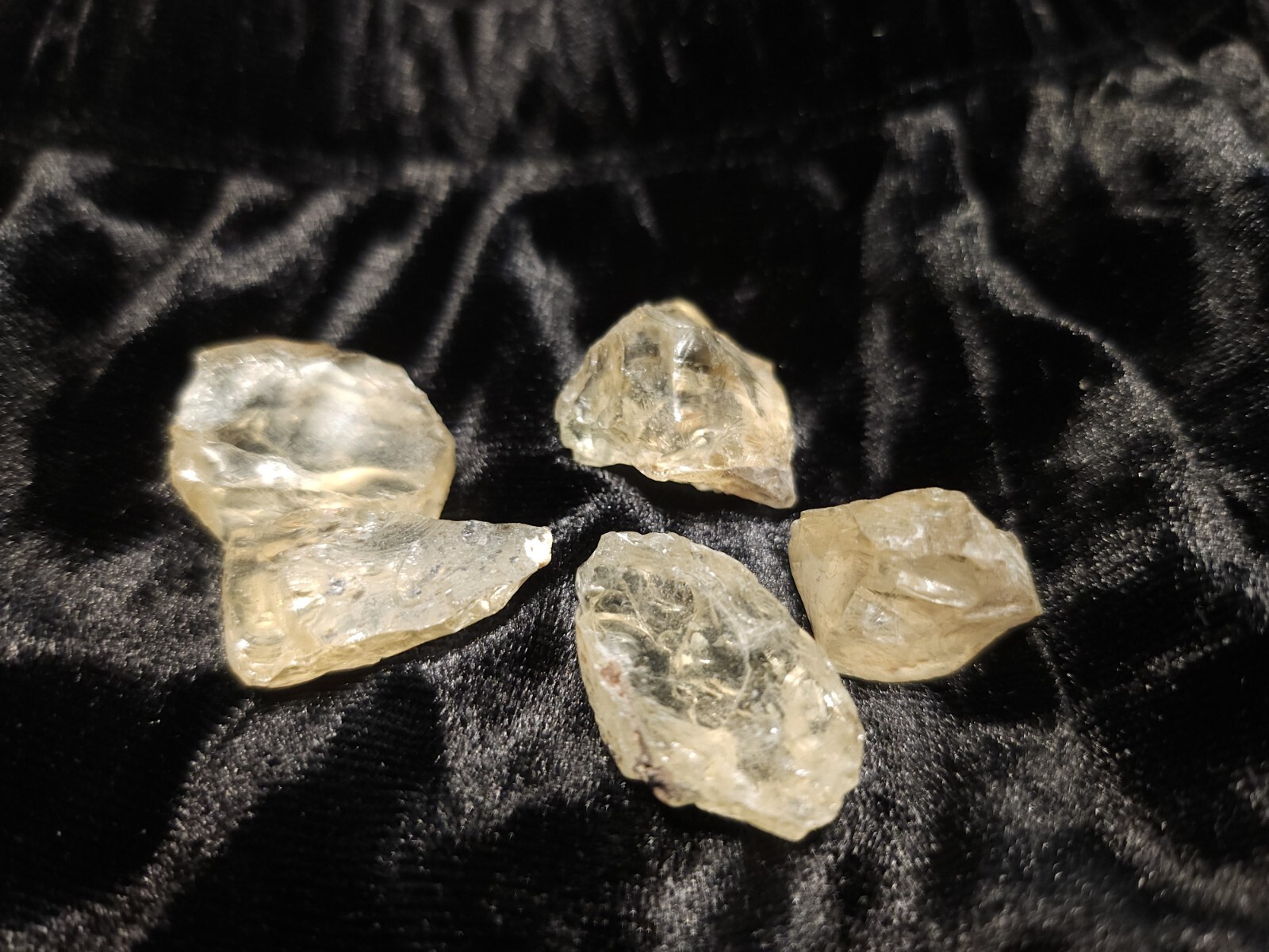 Natural Rough Bytownite 5pc lot consisting of 113+ carats of gorgeous bytownite 