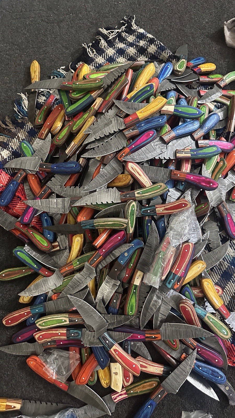 LOT OF 100 PCS 8” CUSTOM HANDMADE DAMASCUS SKINNER WITH LEATHER SHEETHS LOT OF 100 PCS 8” CUSTOM HANDMADE DAMASCUS SKINNER WITH LEATHER SHEETHS