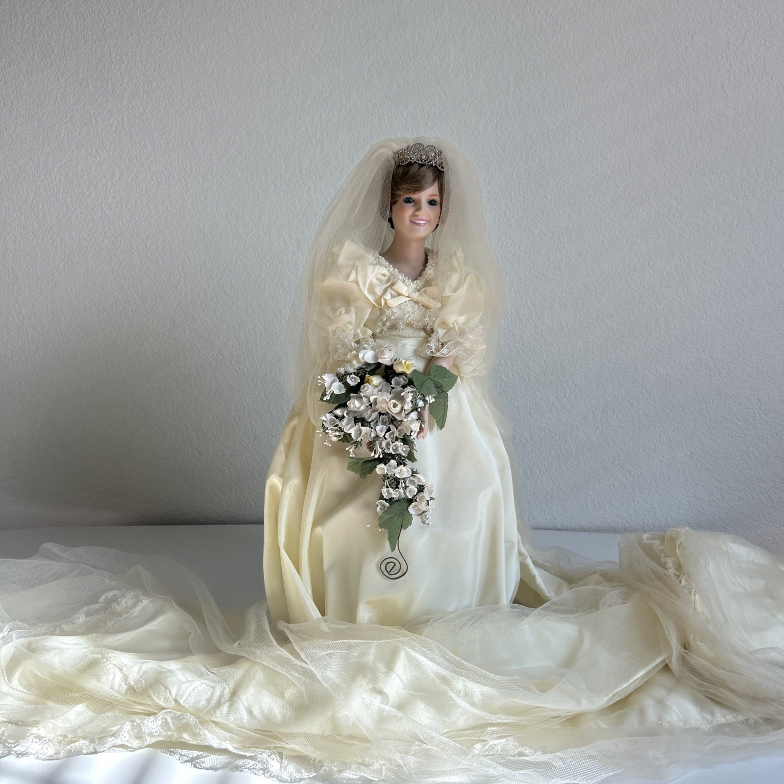 Rare Vintage 1985 Danbury Mint , wedding gown, crown & veil, bouquet. Orig box Rare Vintage 1985 Danbury Mint , wedding gown, crown & veil, bouquet. Orig box